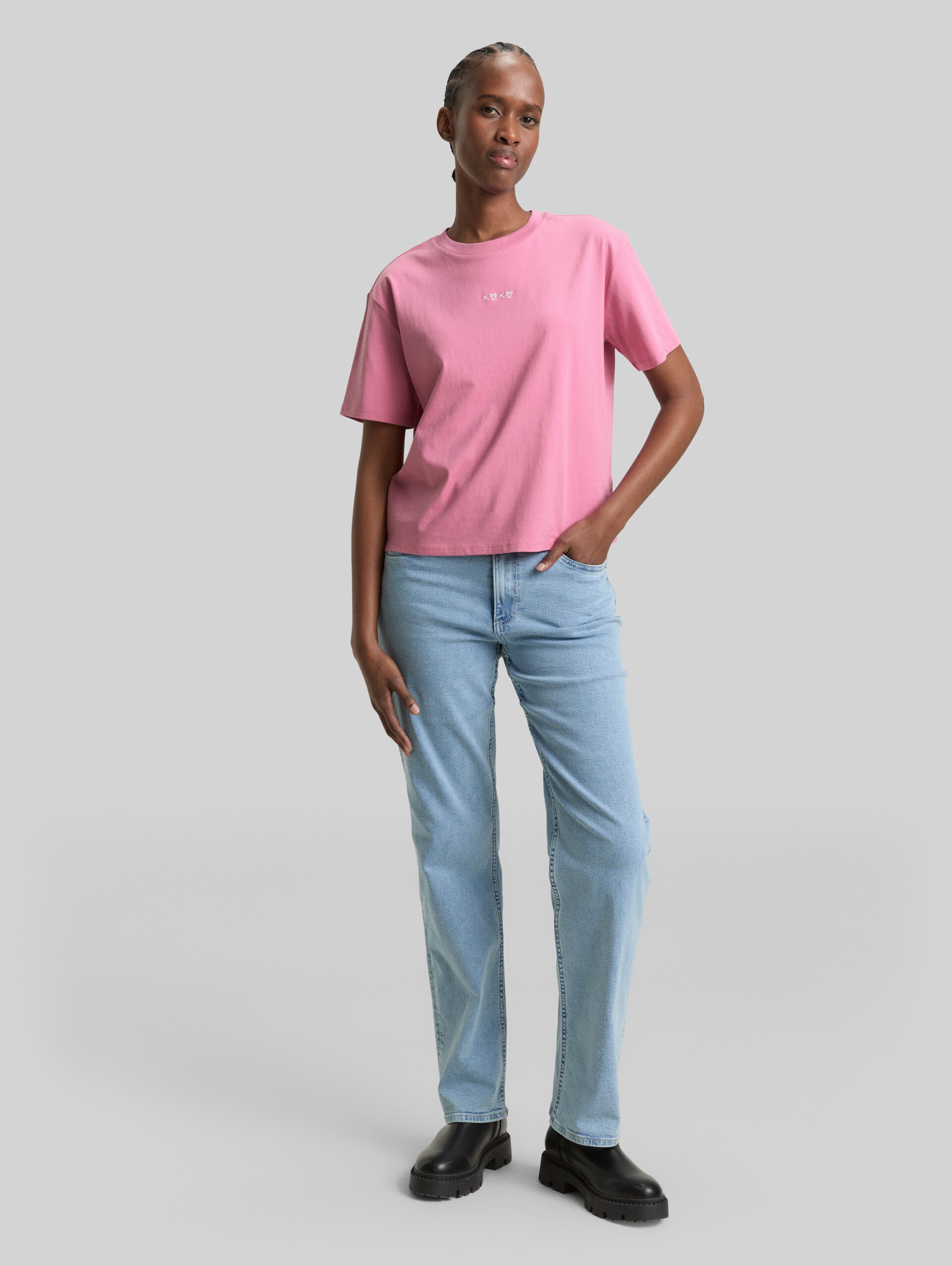 Boxy-fit T-shirt with embroidery - Soft Blush Rose - Model front view