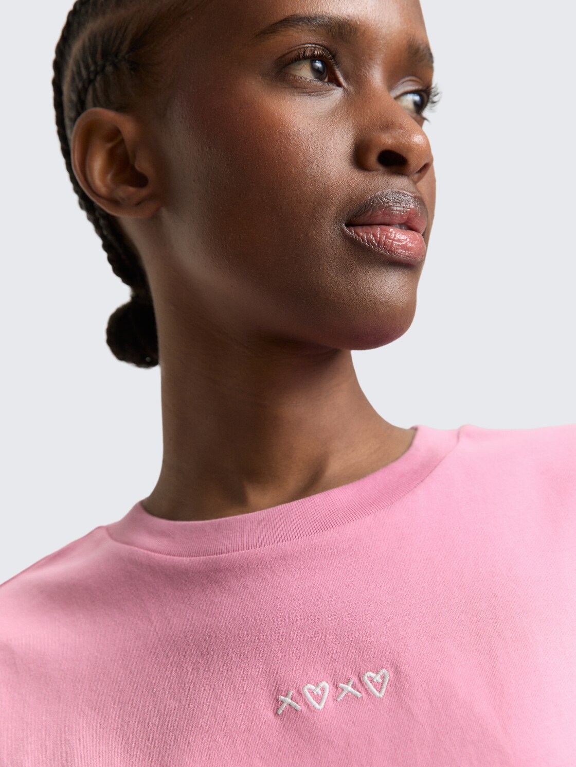Boxy Fit T-Shirt mit Stickerei - Soft Blush Rose - Detail-Model-Ansicht