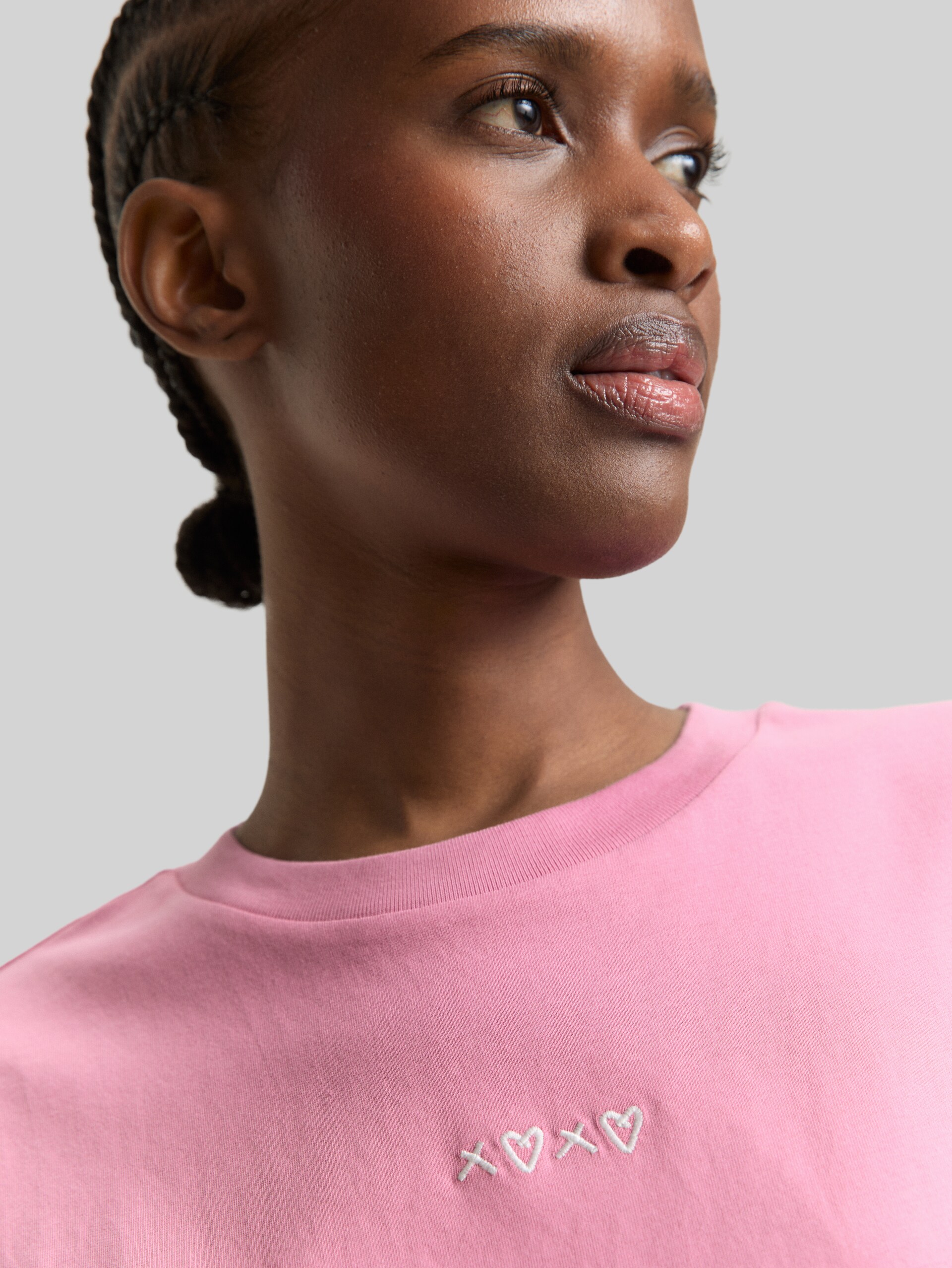 Boxy-fit T-shirt with embroidery - Soft Blush Rose - Detail model view