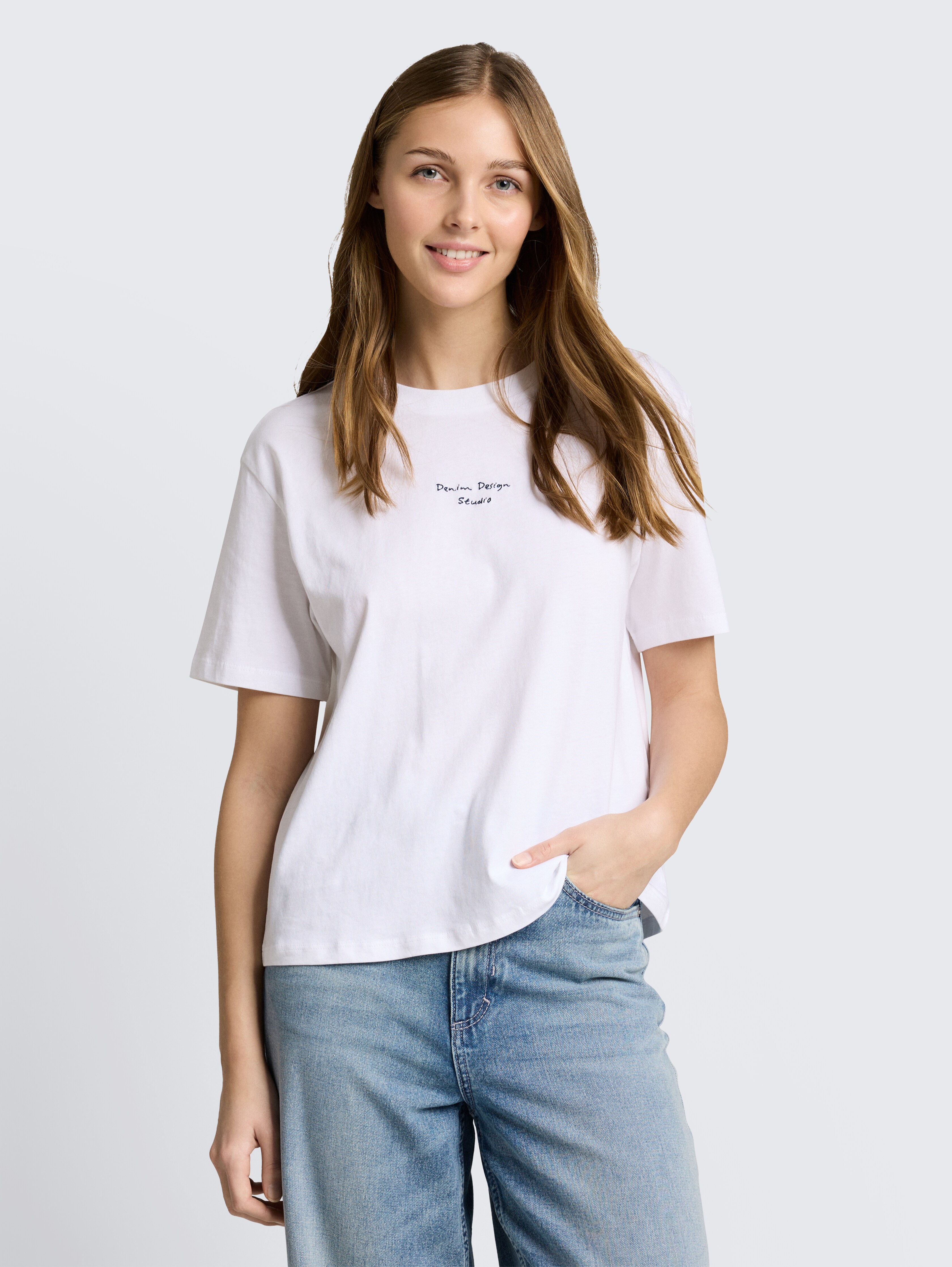Boxy Fit T-Shirt mit Stickerei von Denim Female, White