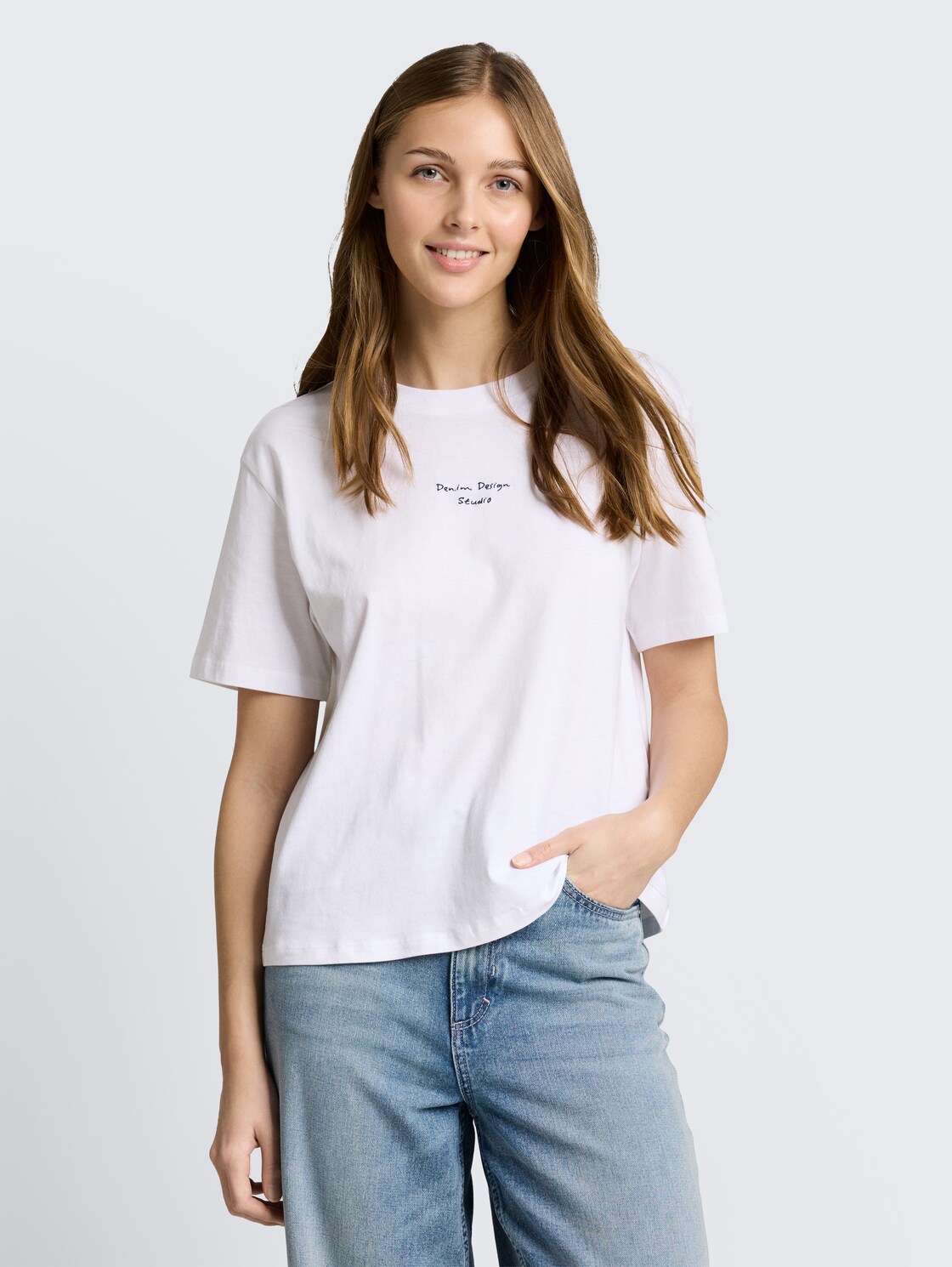 Boxy Fit T-Shirt mit Stickerei - White - Ausschnitt Model-Vorderansicht
