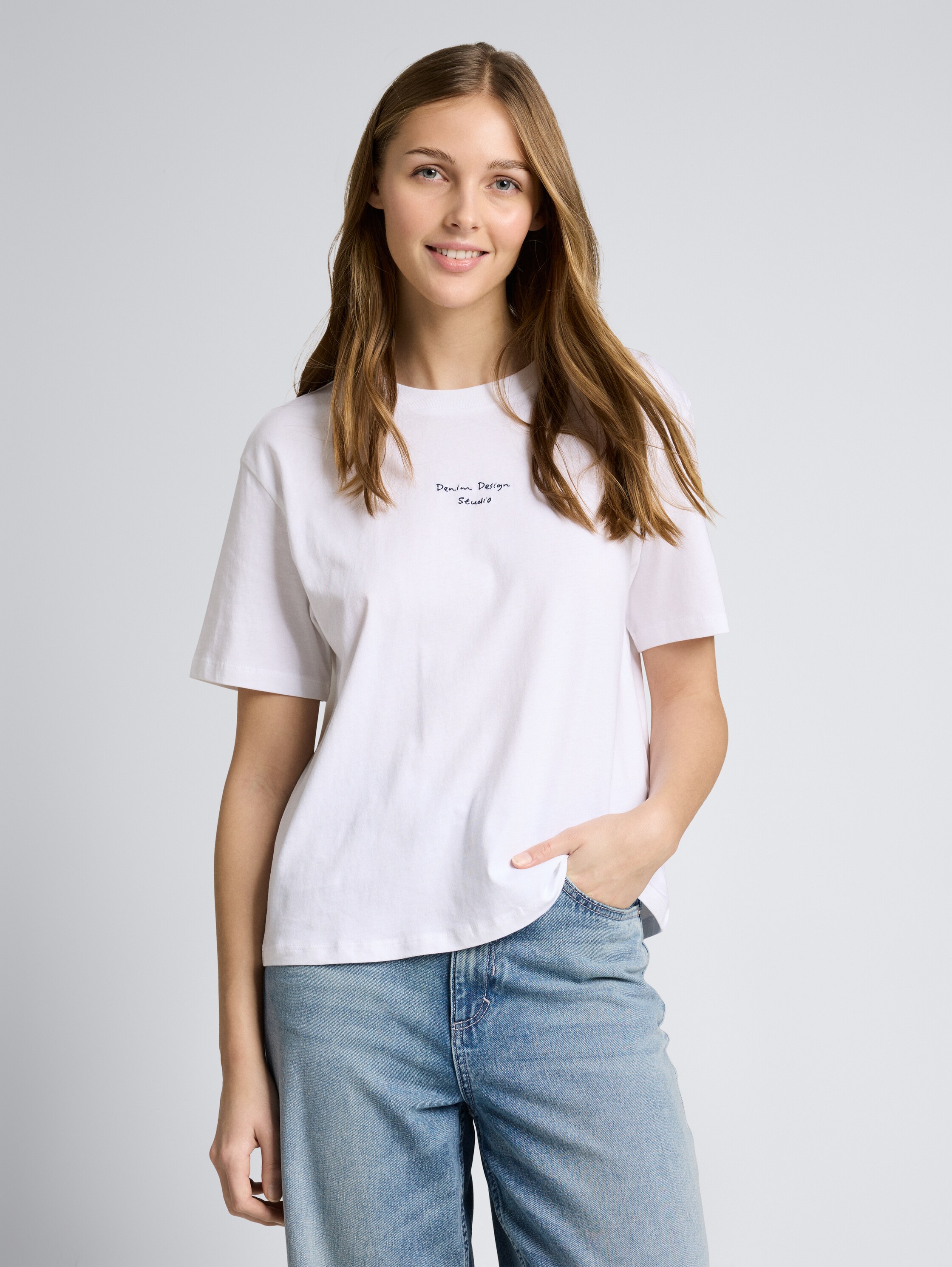 Boxy Fit T-Shirt mit Stickerei - White - Ausschnitt Model-Vorderansicht