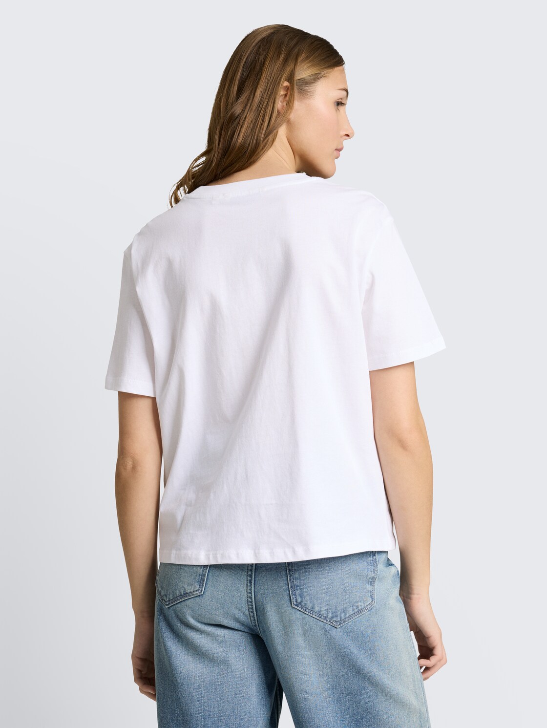 Boxy Fit T-Shirt mit Stickerei - White - Auschnitt Model-Rückansicht