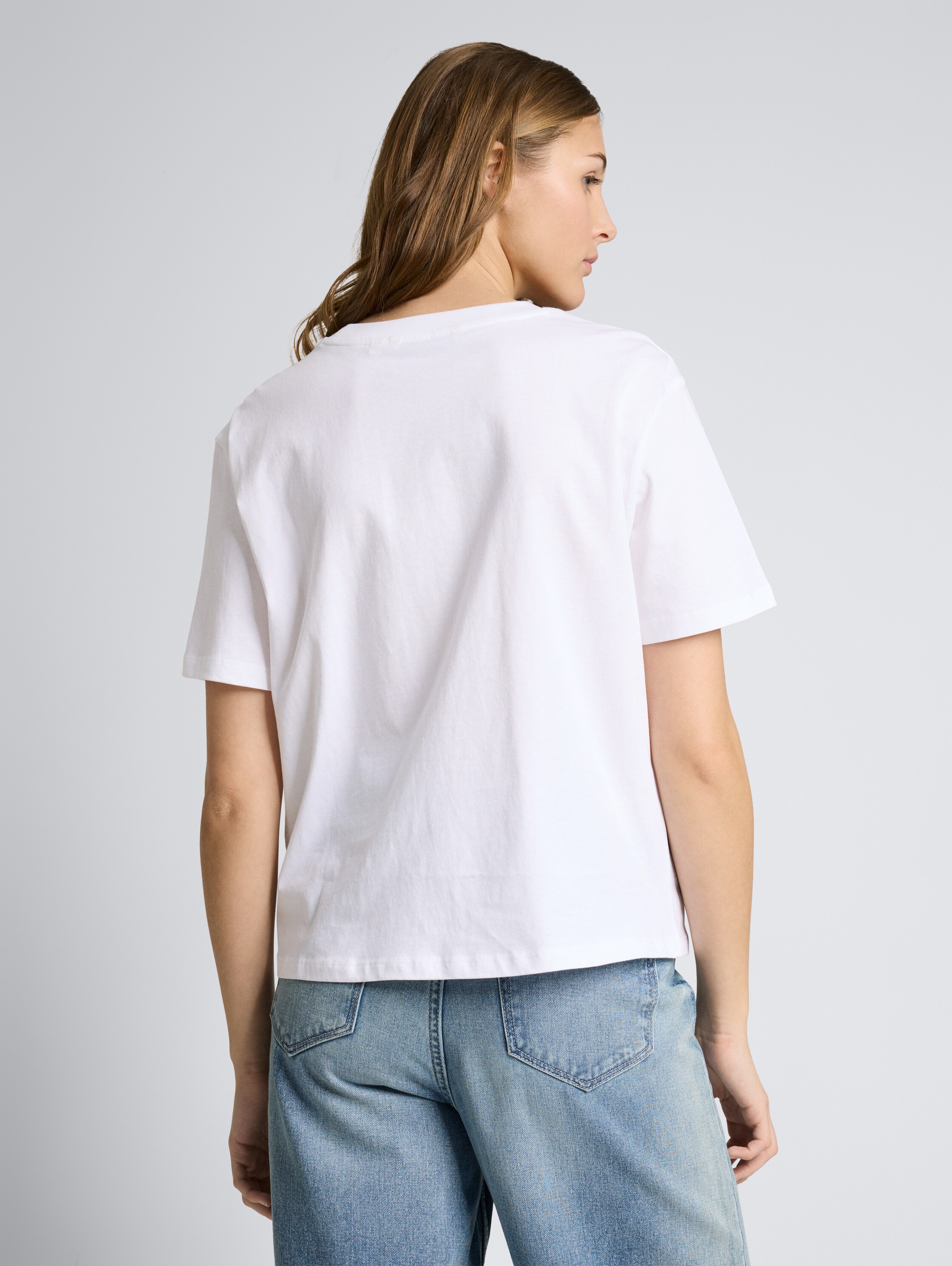 Boxy Fit T-Shirt mit Stickerei - White - Auschnitt Model-Rückansicht