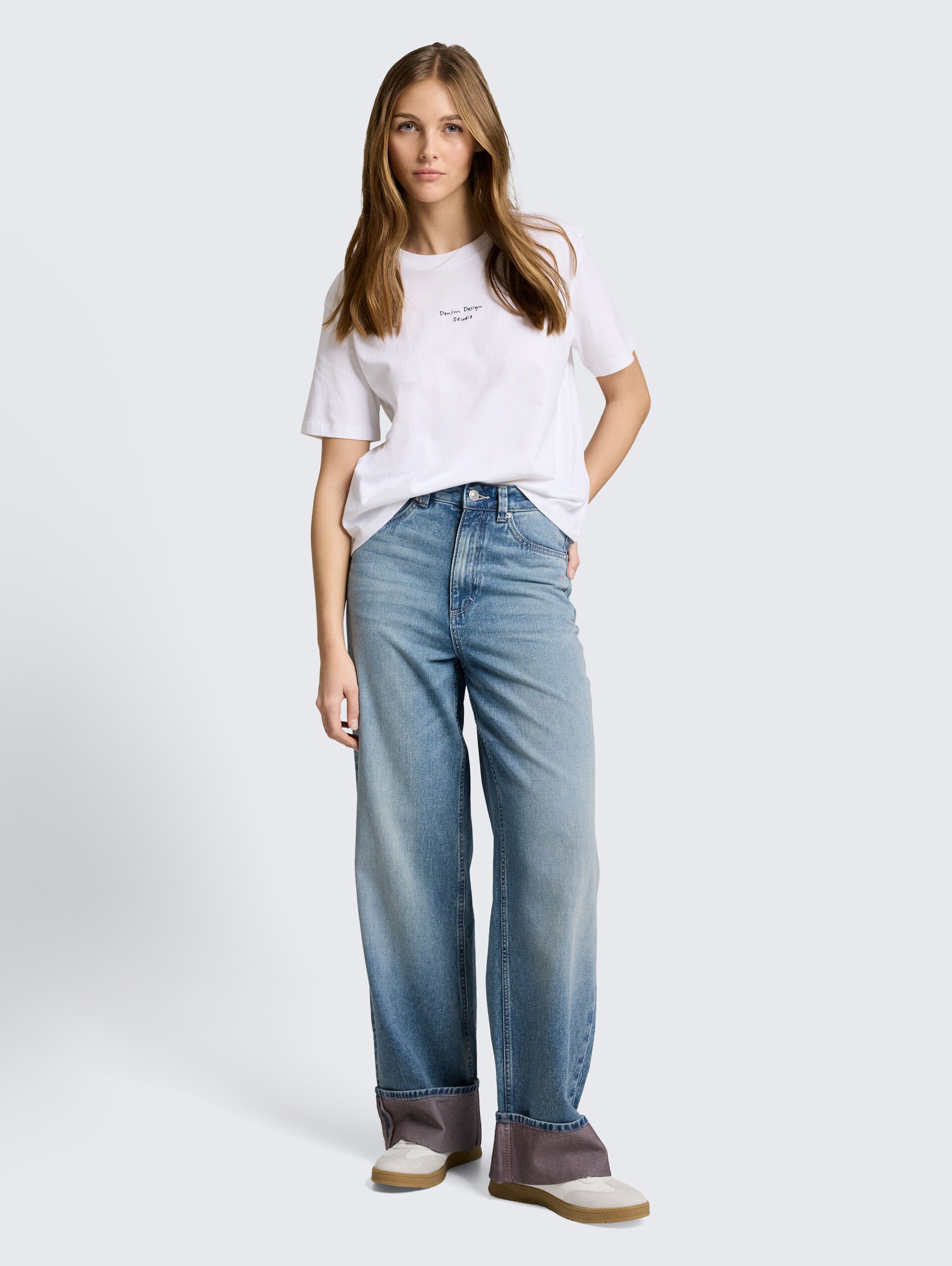 Boxy Fit T-Shirt mit Stickerei - White - Model-Vorderansicht