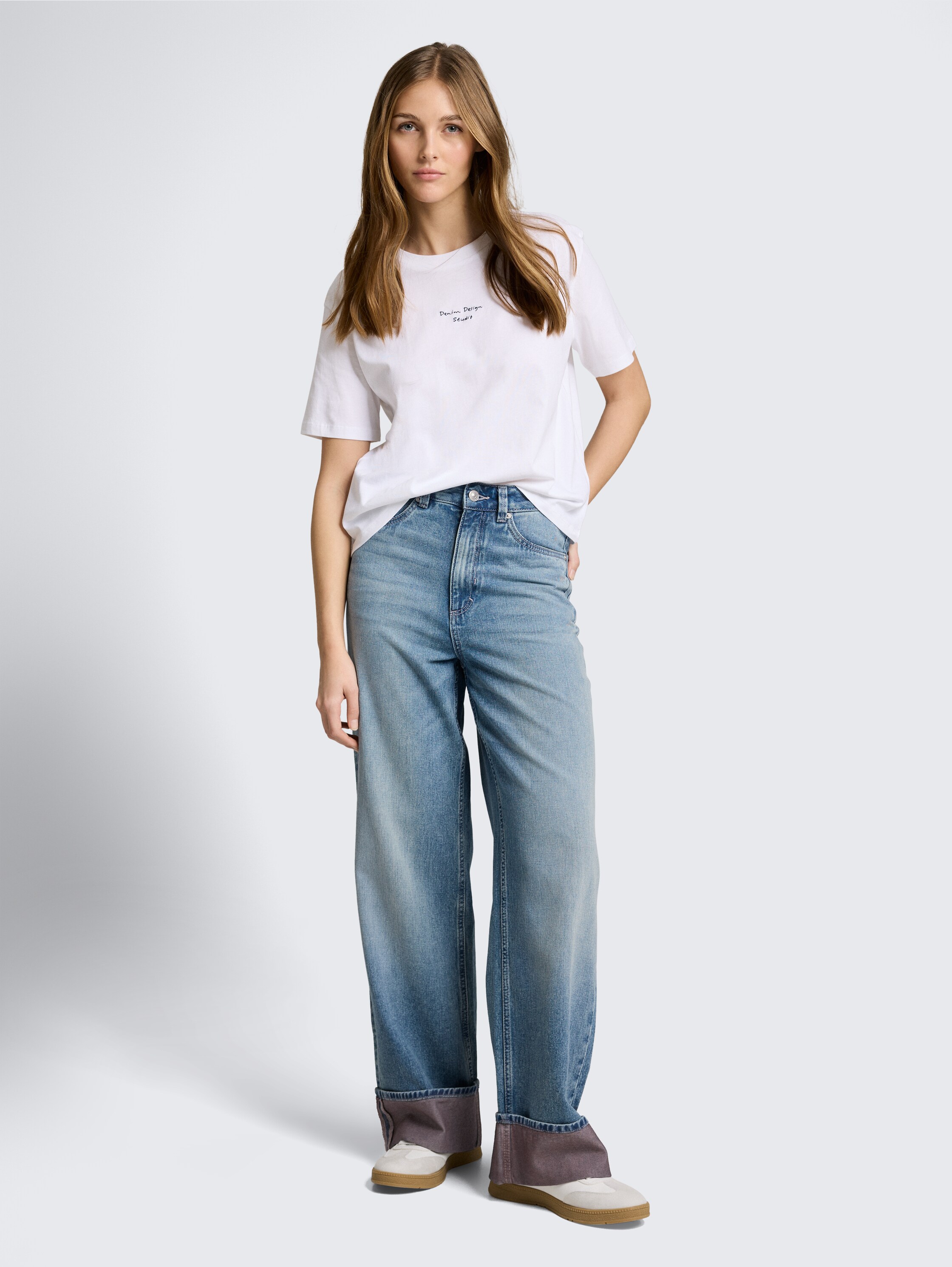 Boxy Fit T-Shirt mit Stickerei - White - Model-Vorderansicht