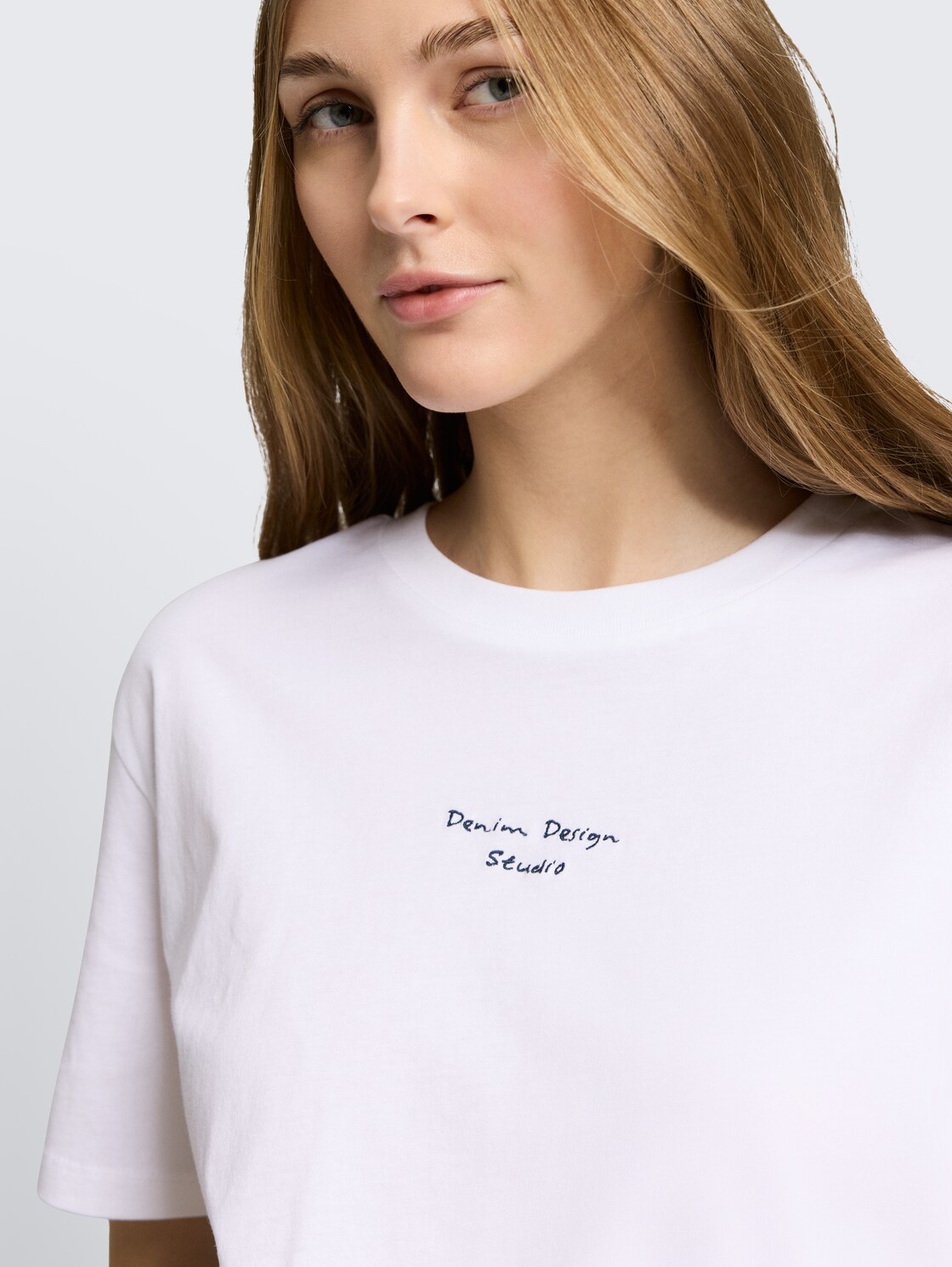 Boxy Fit T-Shirt mit Stickerei - White - Detail-Model-Ansicht