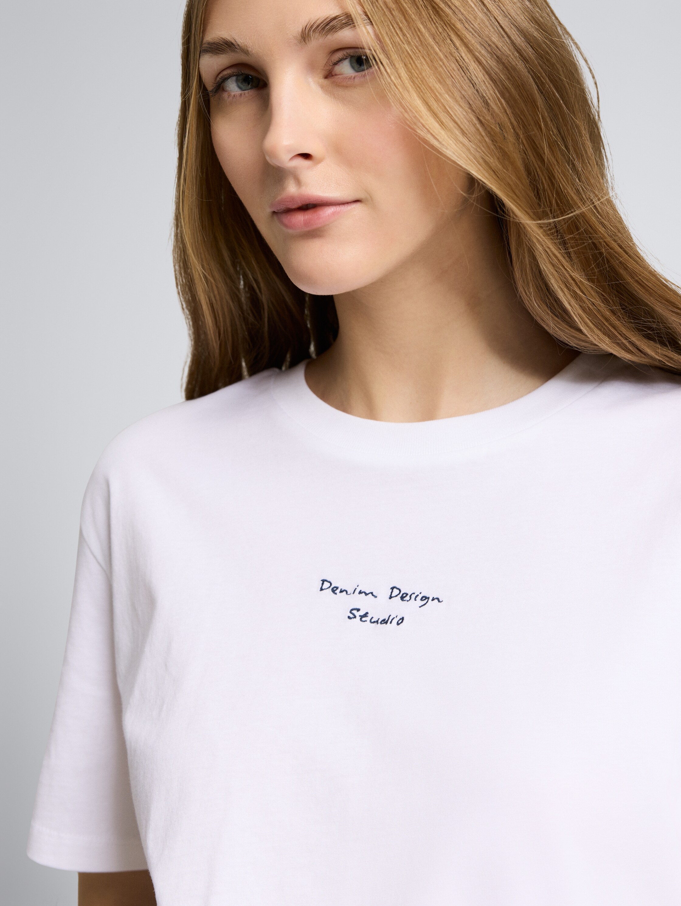 Boxy Fit T-Shirt mit Stickerei - White - Detail-Model-Ansicht