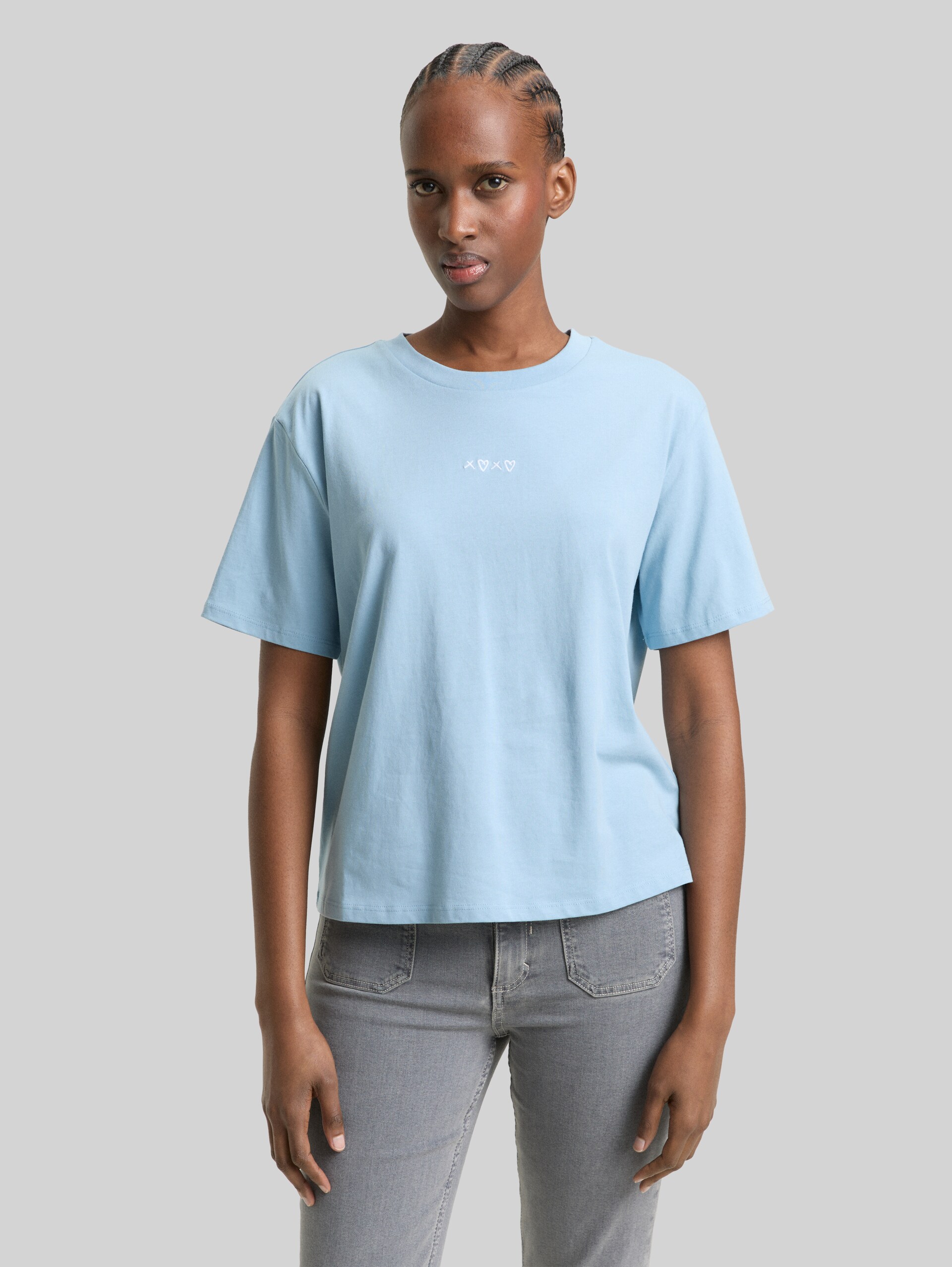 Boxy-fit T-shirt with embroidery - calm cloud blue - Neckline model front view