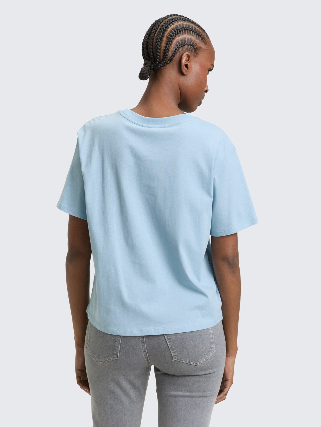 Boxy Fit T-Shirt mit Stickerei - calm cloud blue - Auschnitt Model-Rückansicht