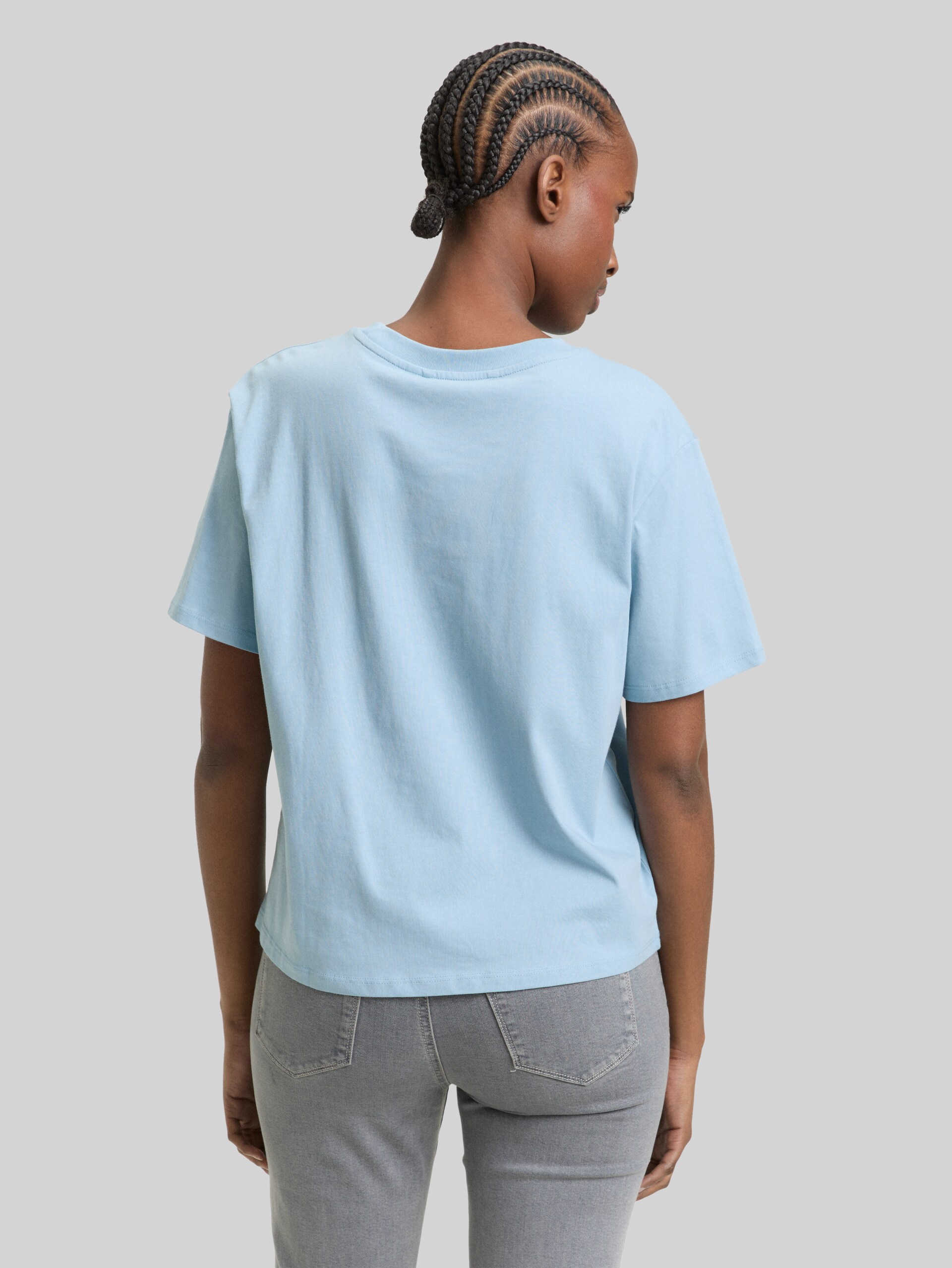 Boxy-fit T-shirt with embroidery - calm cloud blue - Neckline model-back view