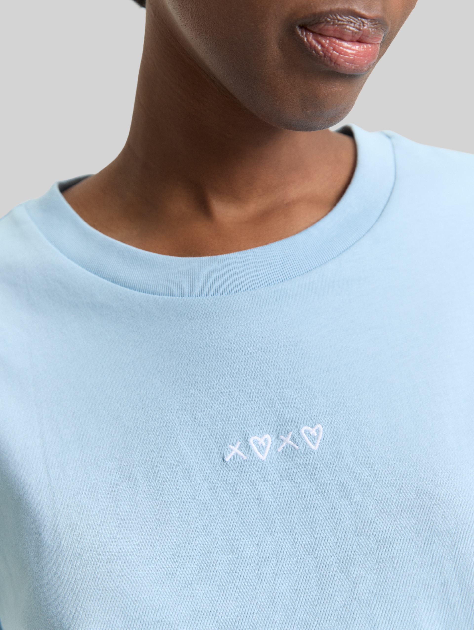 Boxy-fit T-shirt with embroidery - calm cloud blue - Detail model view