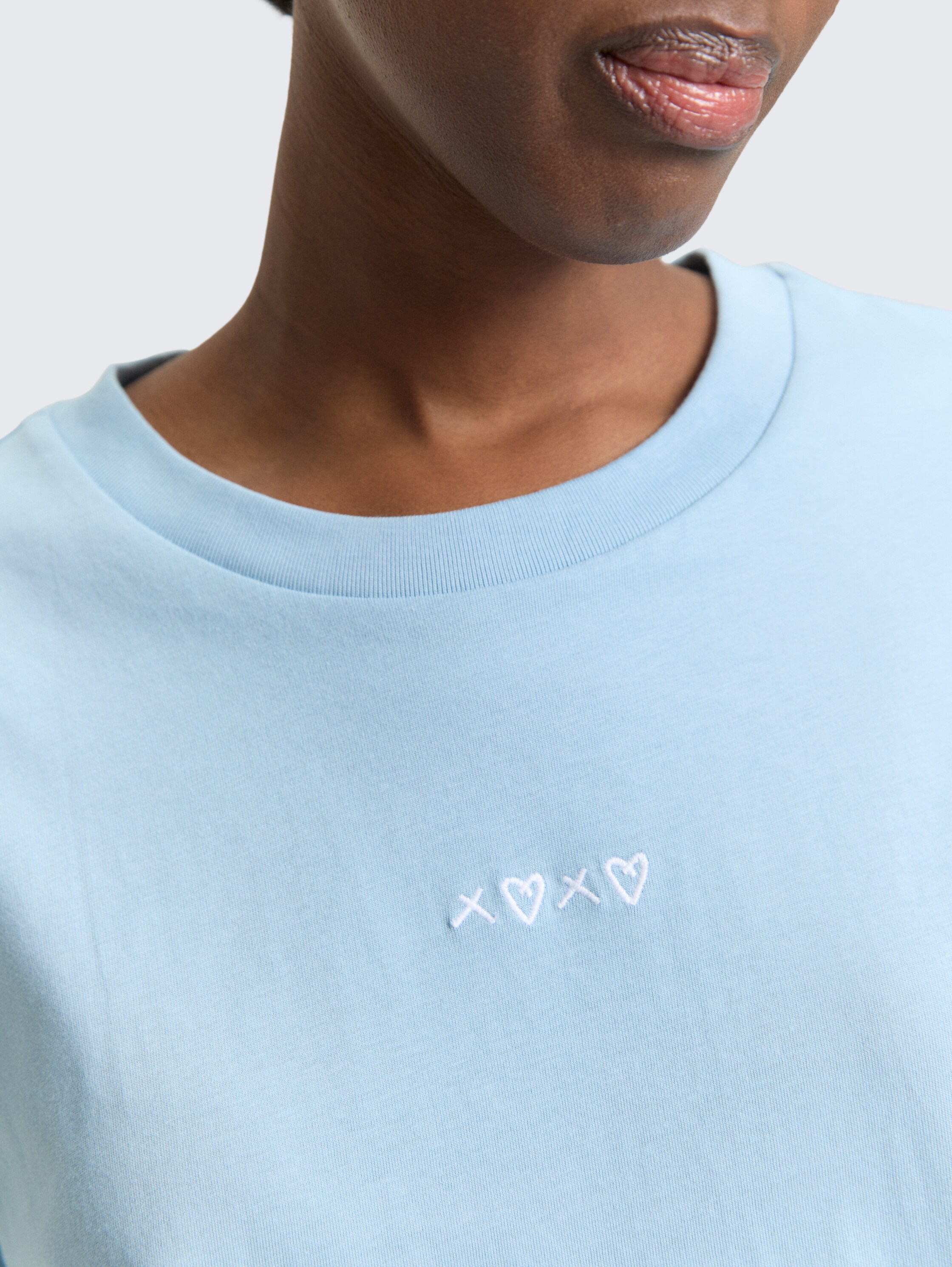 Boxy fit T-shirt met borduursel - calm cloud blue - Detailaanzicht model