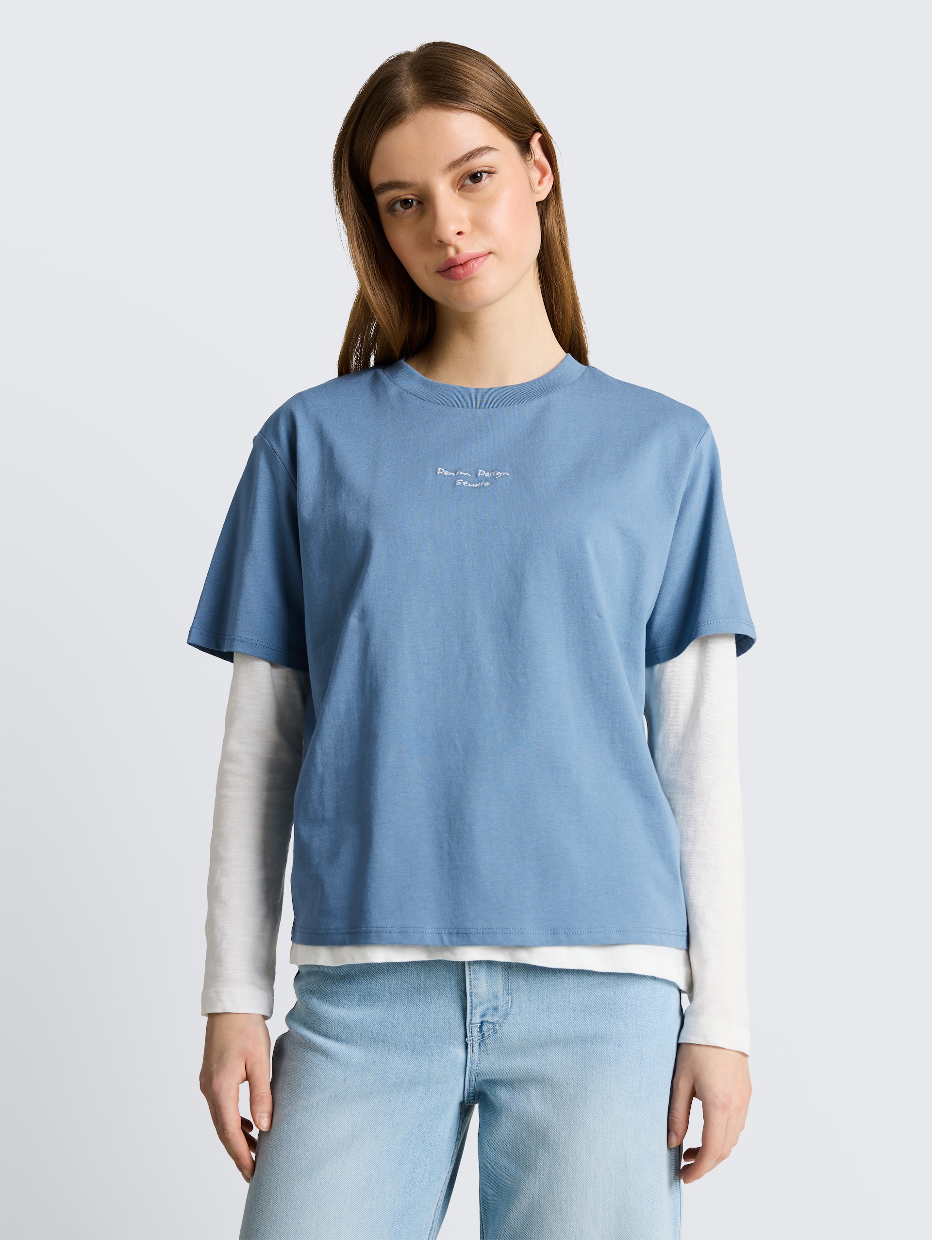 Boxy Fit T-Shirt mit Stickerei - spring lake blue - Ausschnitt Model-Vorderansicht