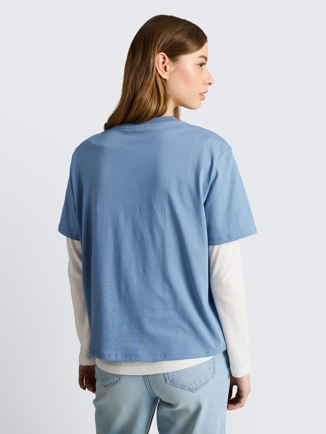 Boxy Fit T-Shirt mit Stickerei - spring lake blue - Auschnitt Model-Rückansicht