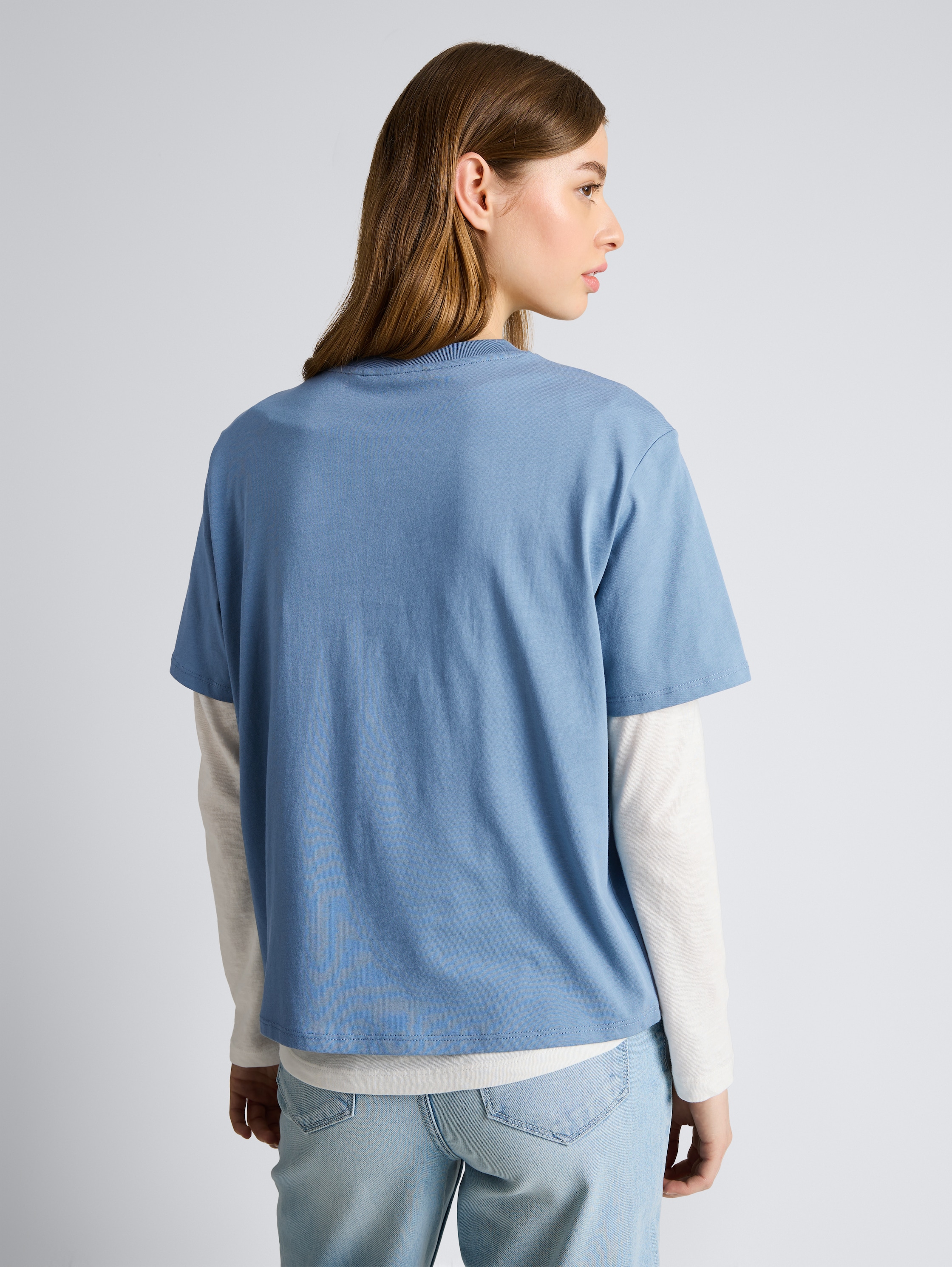 Boxy Fit T-Shirt mit Stickerei - spring lake blue - Auschnitt Model-Rückansicht