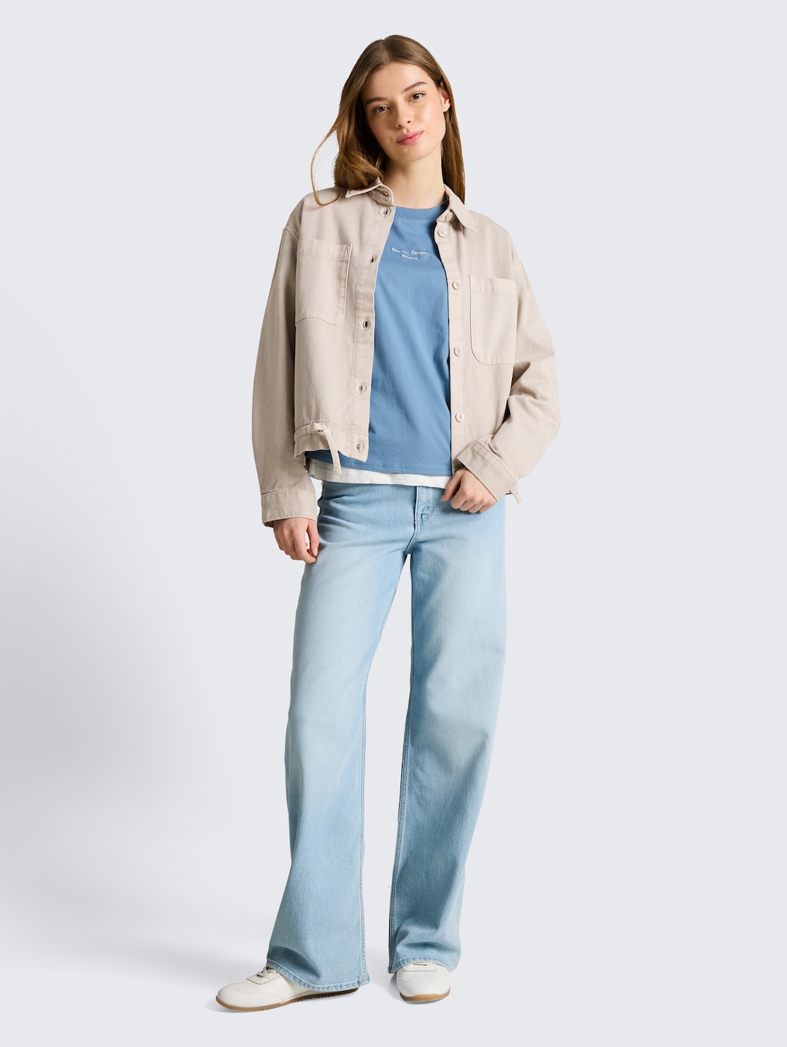 Boxy Fit T-Shirt mit Stickerei - spring lake blue - Model-Vorderansicht