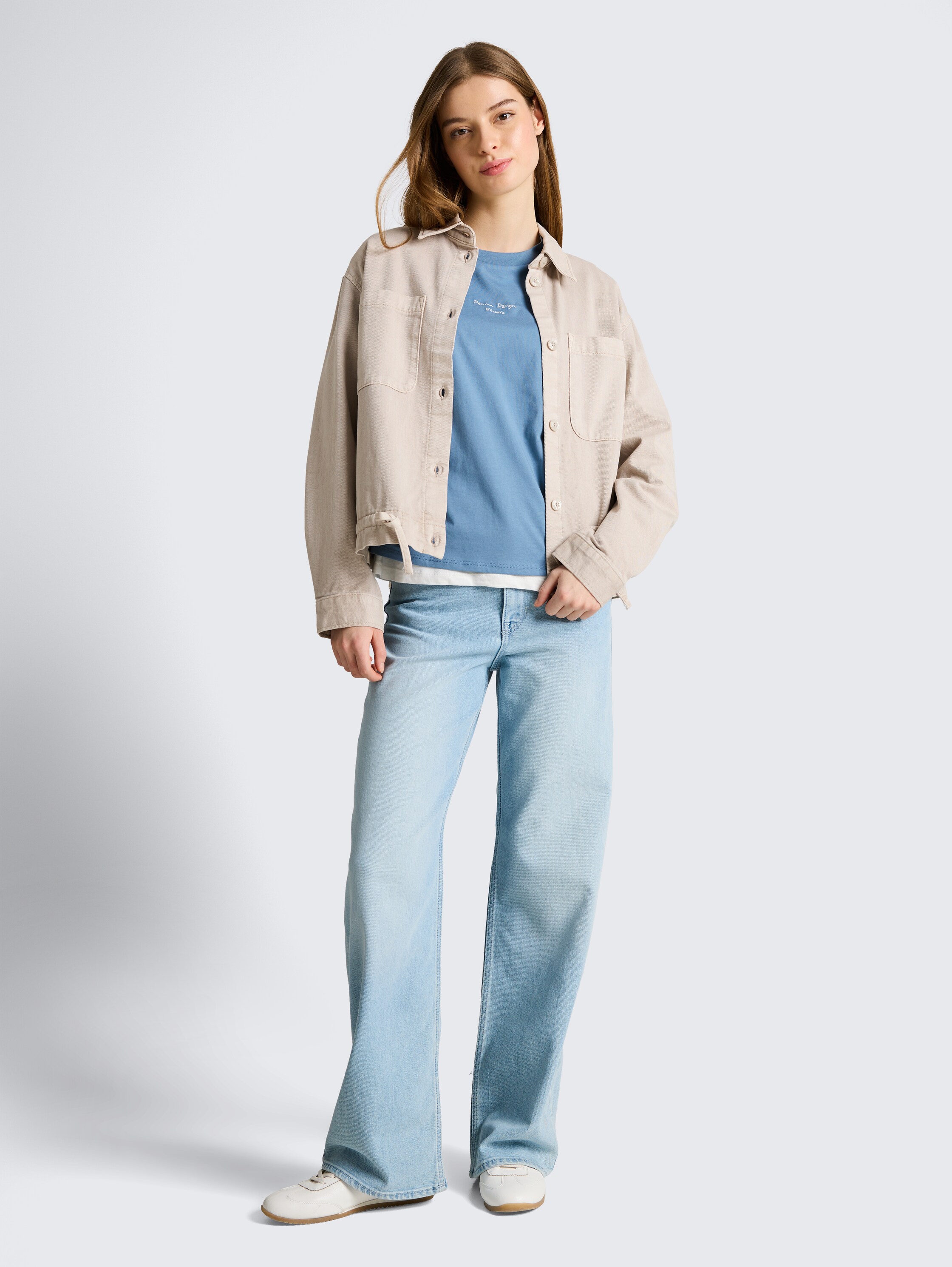 Boxy Fit T-Shirt mit Stickerei - spring lake blue - Model-Vorderansicht