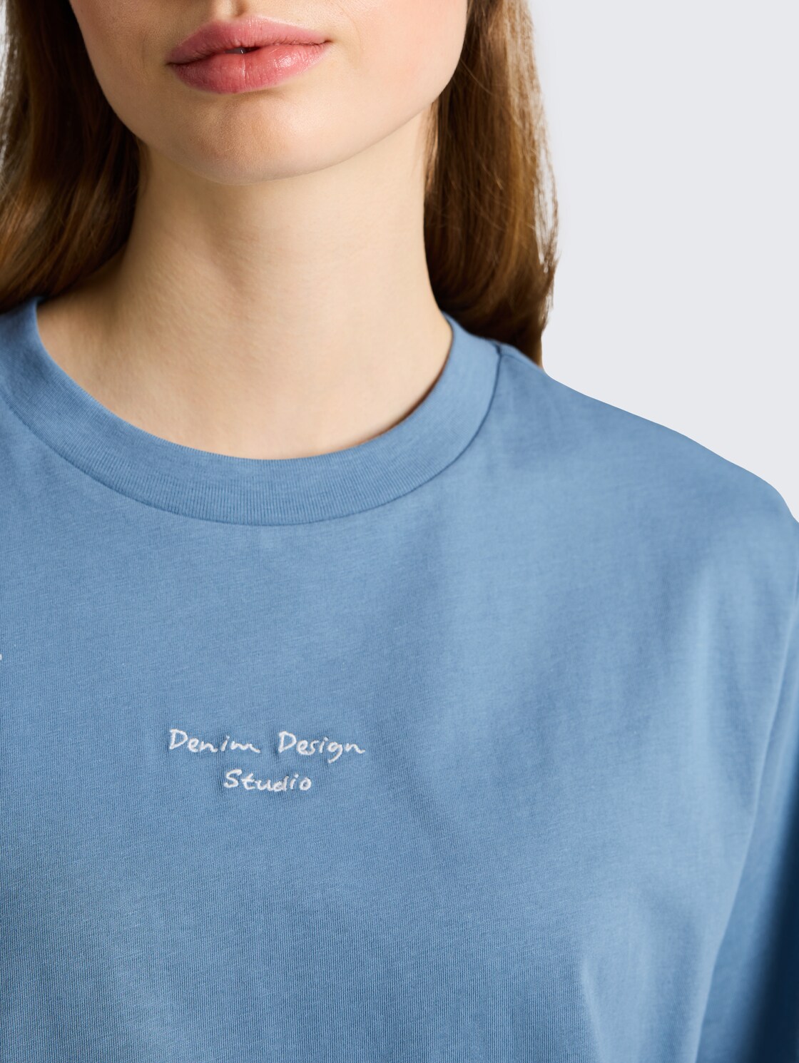 Boxy Fit T-Shirt mit Stickerei - spring lake blue - Detail-Model-Ansicht