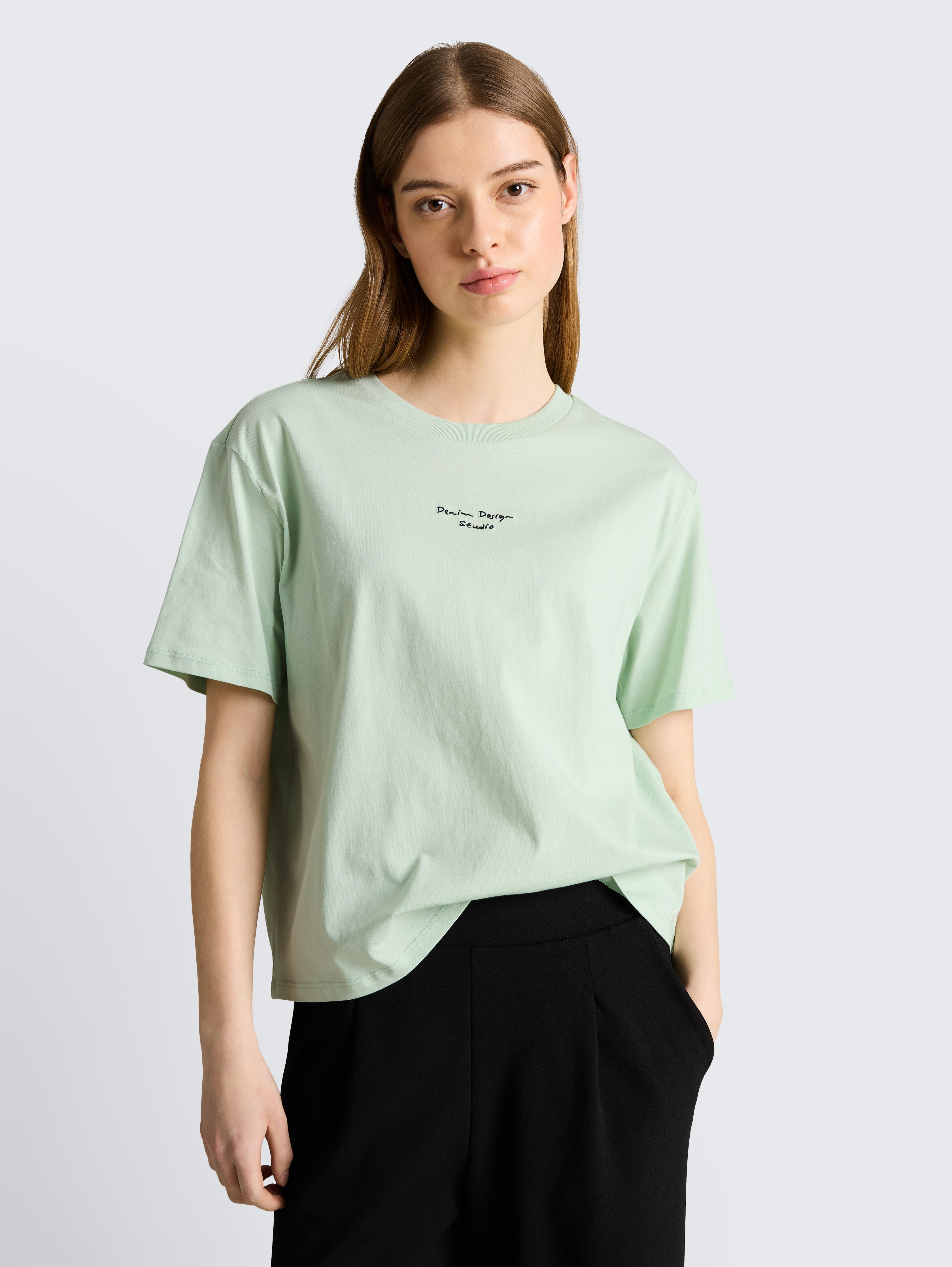 Boxy Fit T-Shirt mit Stickerei von Denim Female, light matcha green