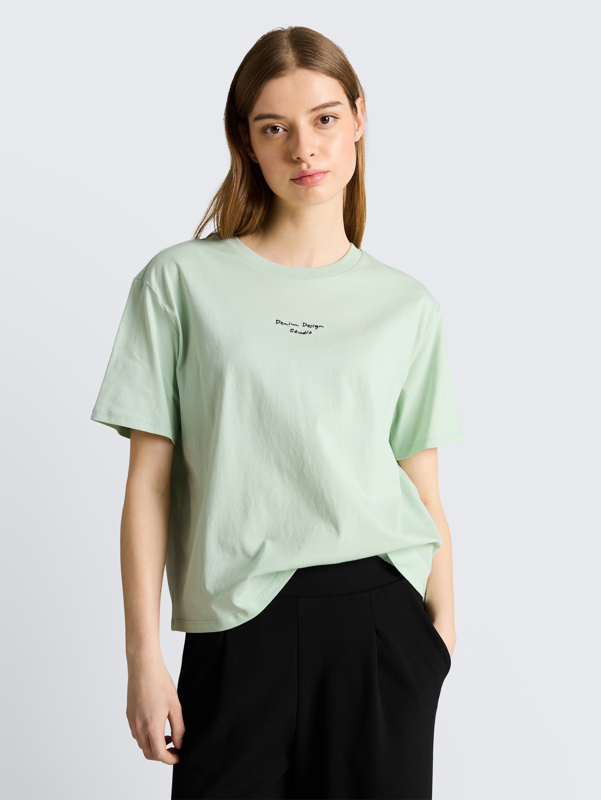 Boxy Fit T-Shirt mit Stickerei - light matcha green - Ausschnitt Model-Vorderansicht