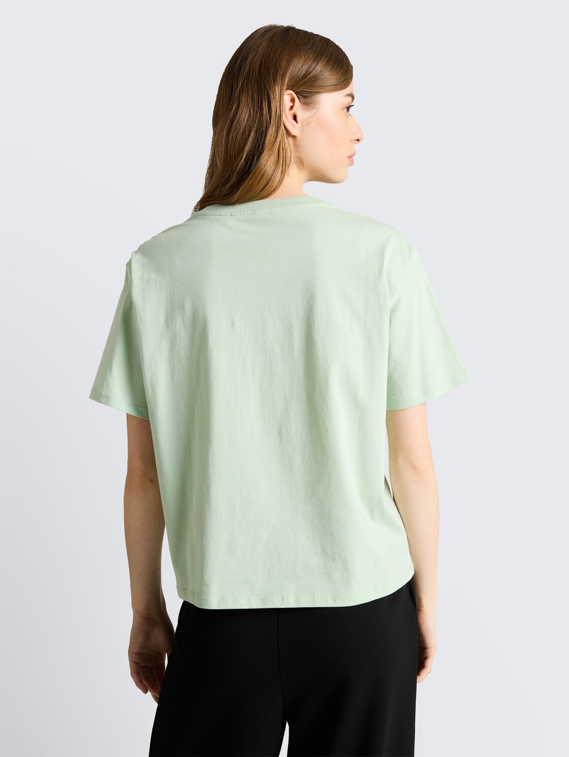 Boxy Fit T-Shirt mit Stickerei - light matcha green - Auschnitt Model-Rückansicht