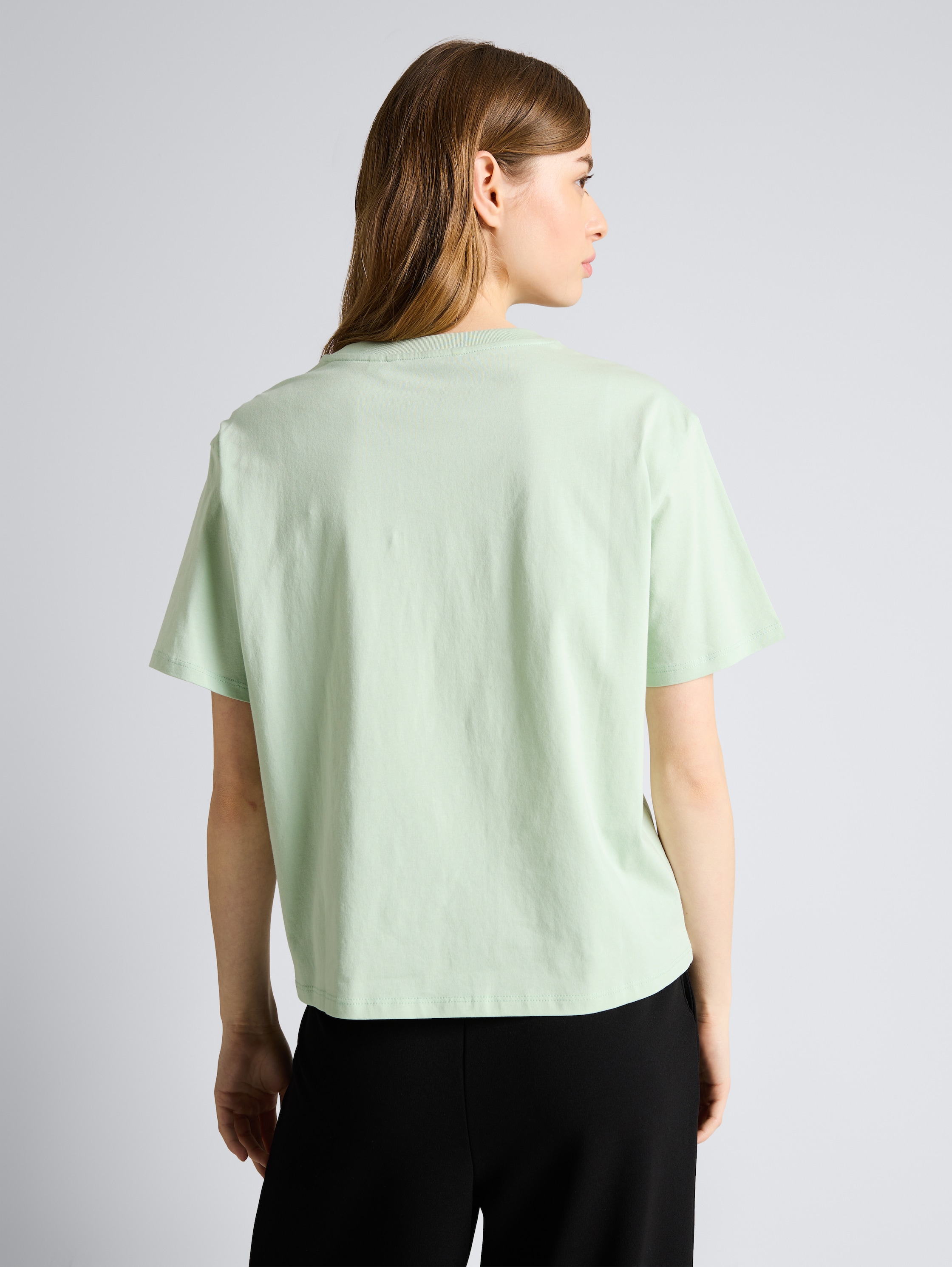 Boxy Fit T-Shirt mit Stickerei - light matcha green - Auschnitt Model-Rückansicht