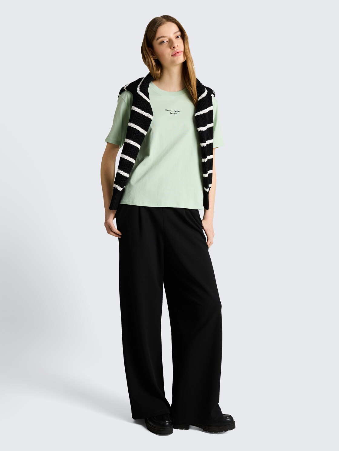 Boxy Fit T-Shirt mit Stickerei - light matcha green - Model-Vorderansicht