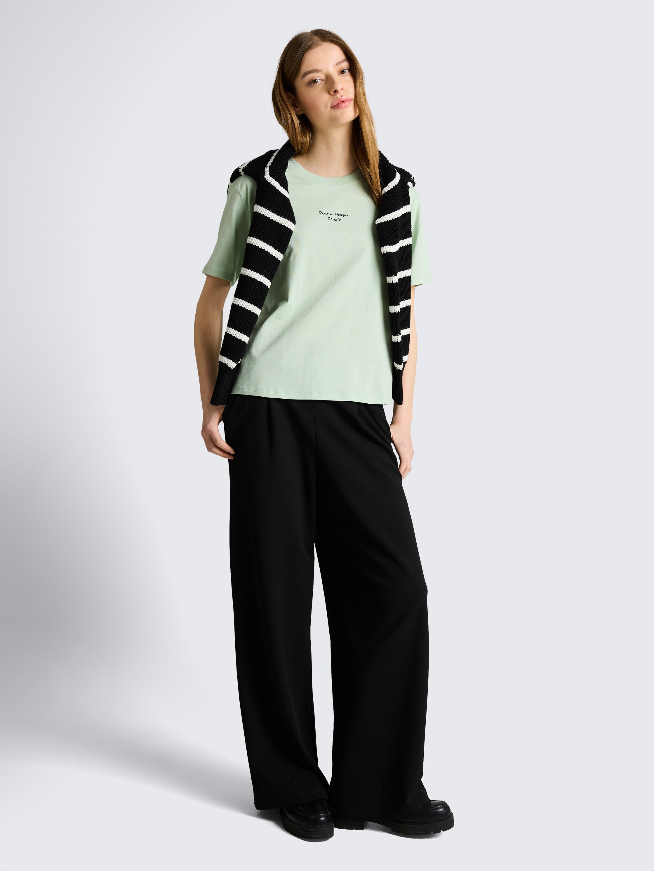 Boxy Fit T-Shirt mit Stickerei - light matcha green - Model-Vorderansicht