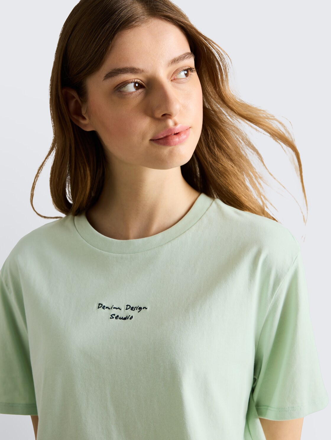Boxy Fit T-Shirt mit Stickerei - light matcha green - Detail-Model-Ansicht