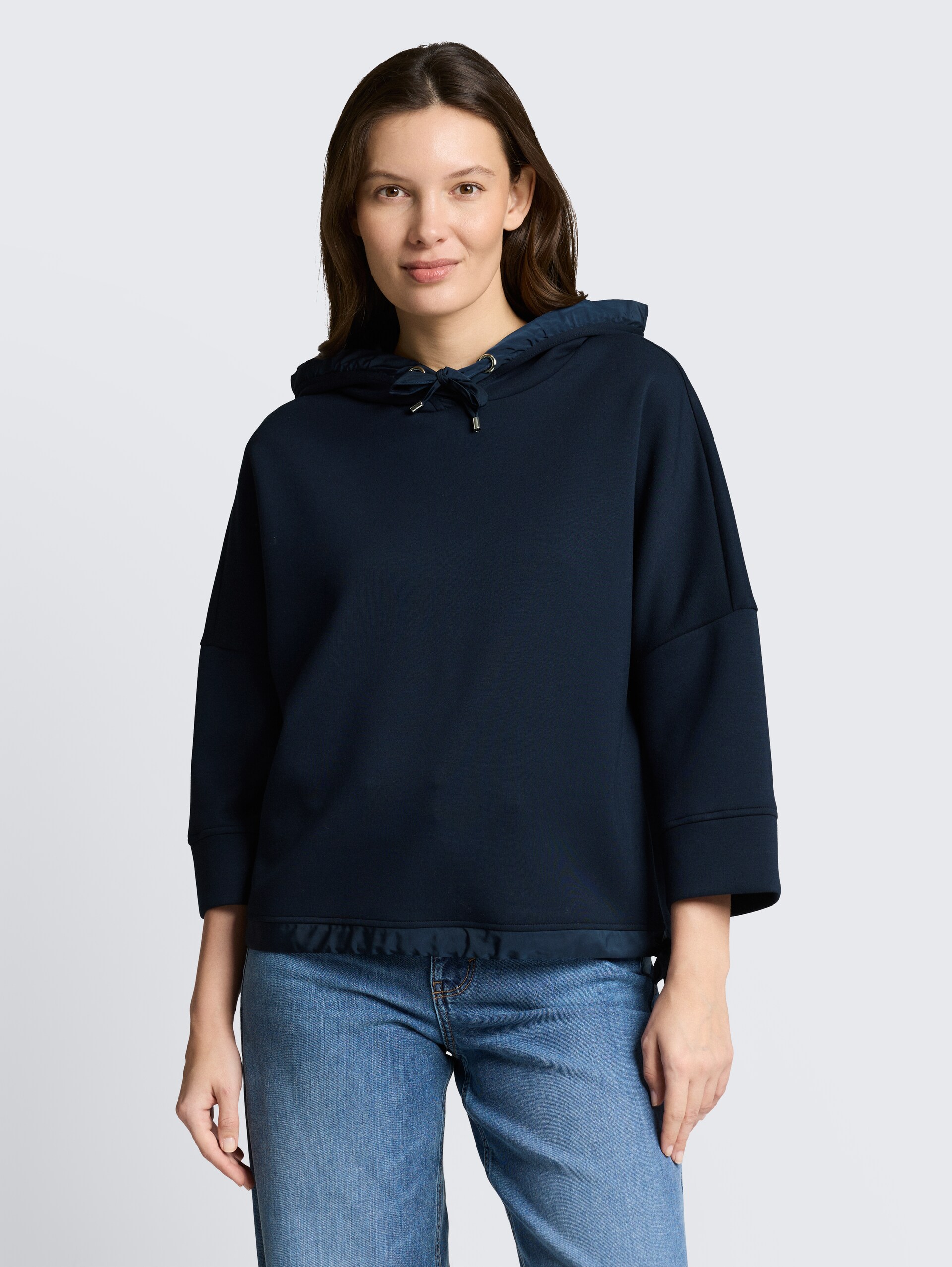 Hoodie Sweatshirt aus Scuba - sky captain blue - Ausschnitt Model-Vorderansicht