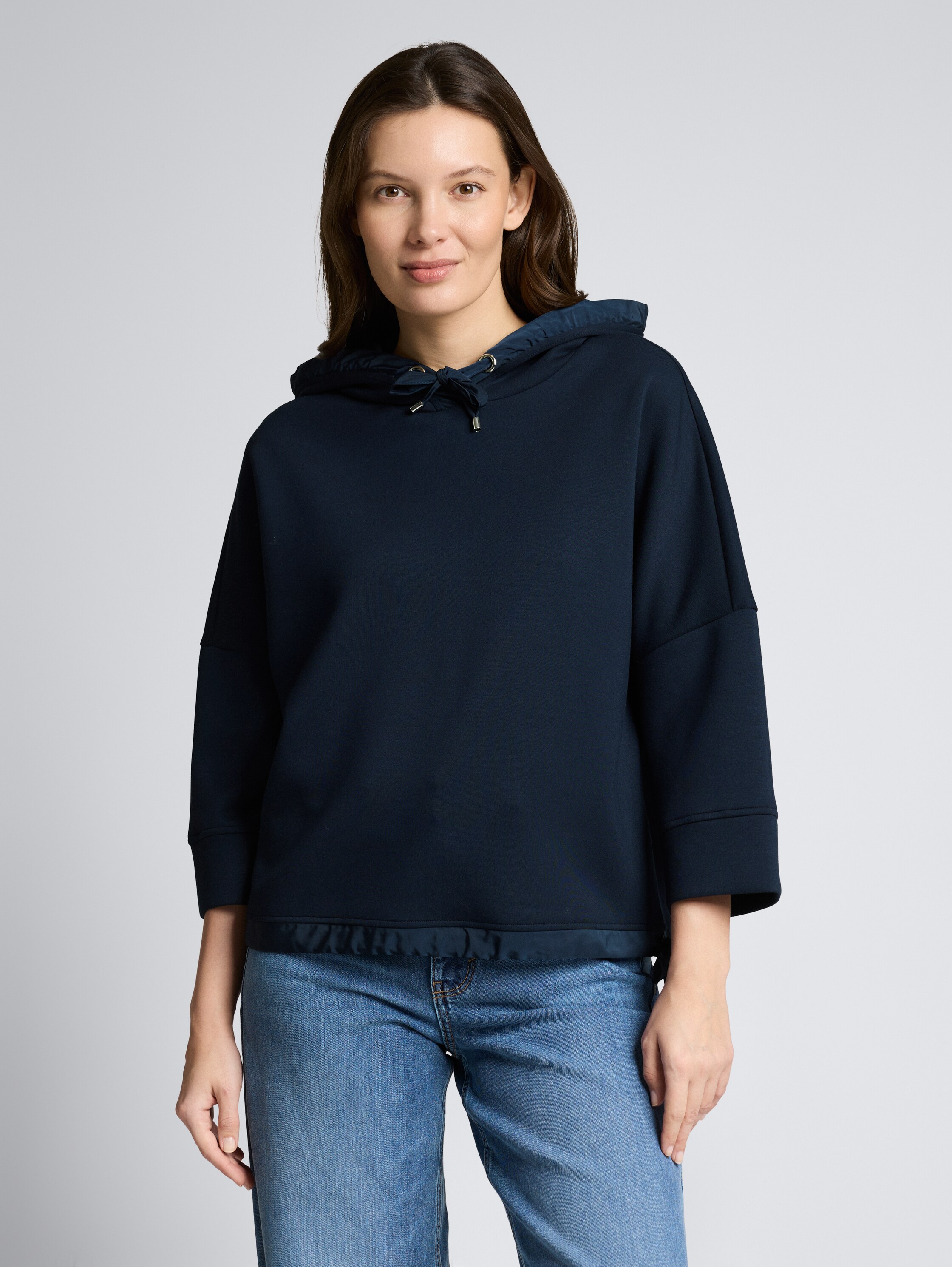 Hoodie Sweatshirt aus Scuba - sky captain blue - Ausschnitt Model-Vorderansicht