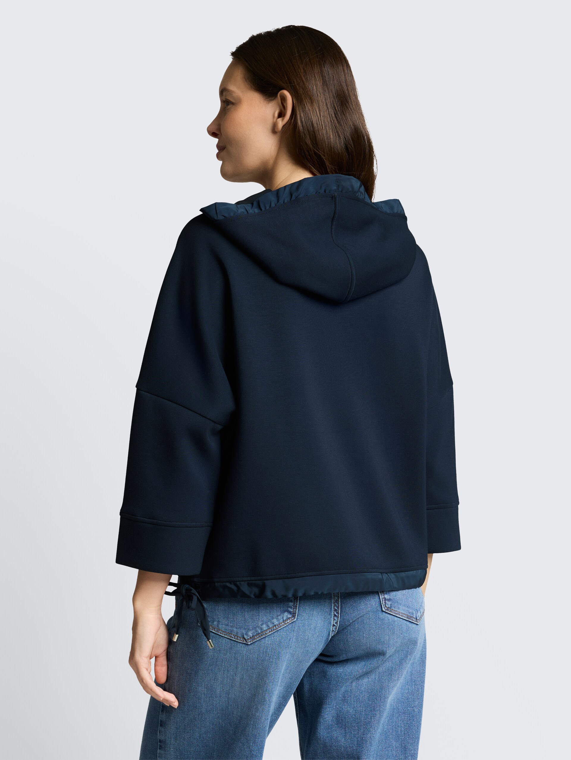 Hoodie Sweatshirt aus Scuba - sky captain blue - Auschnitt Model-Rückansicht