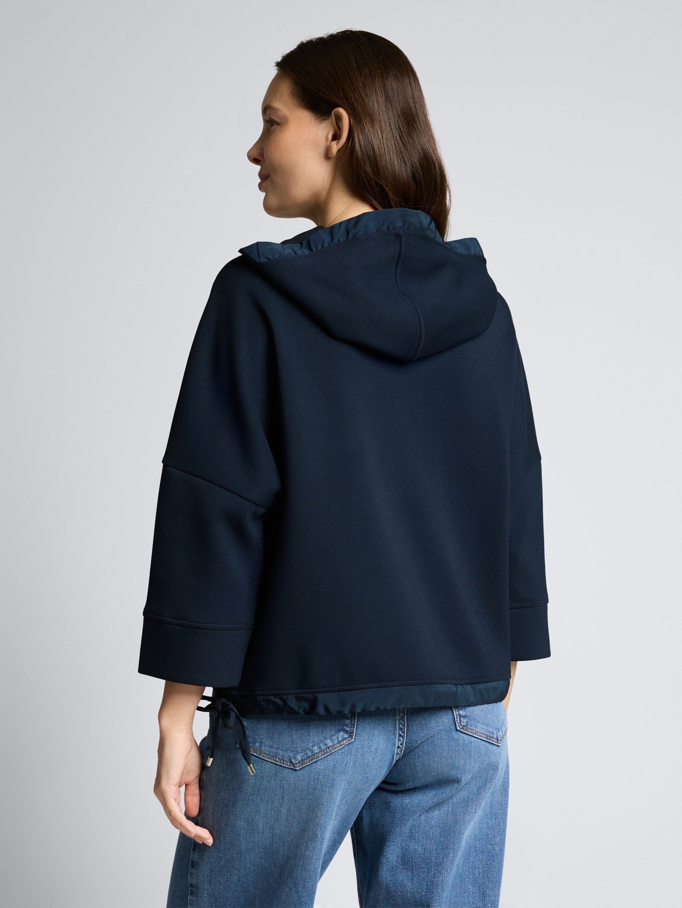 Hoodie Sweatshirt aus Scuba - sky captain blue - Auschnitt Model-Rückansicht