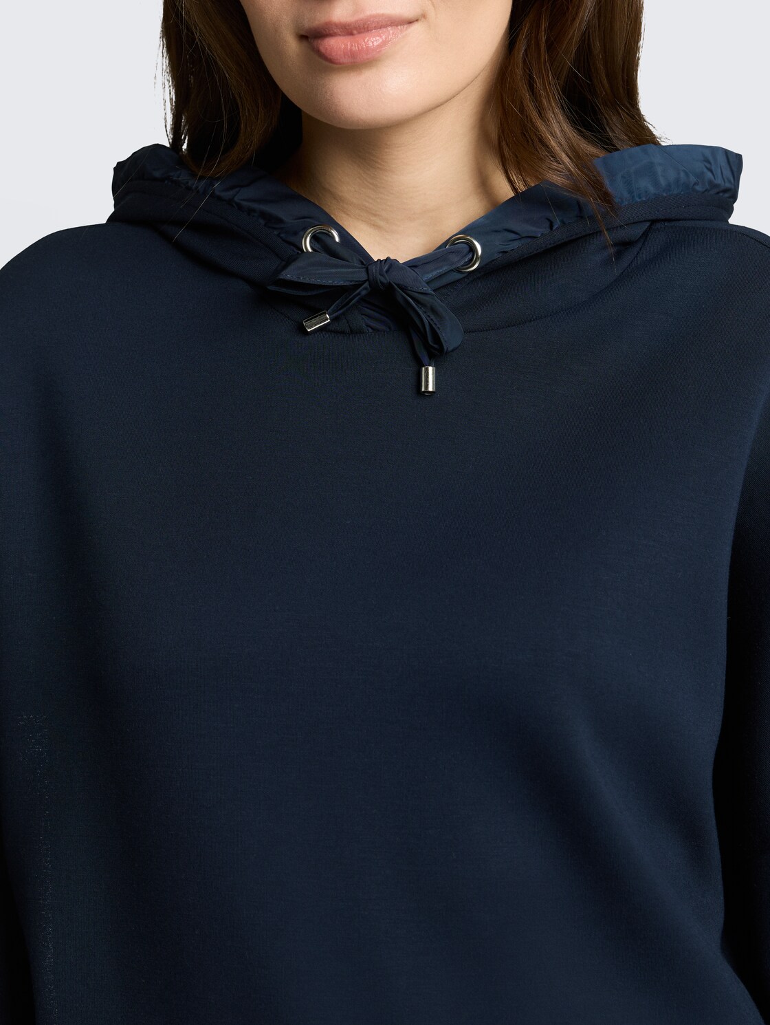 Hoodie Sweatshirt aus Scuba - sky captain blue - Detail-Model-Ansicht