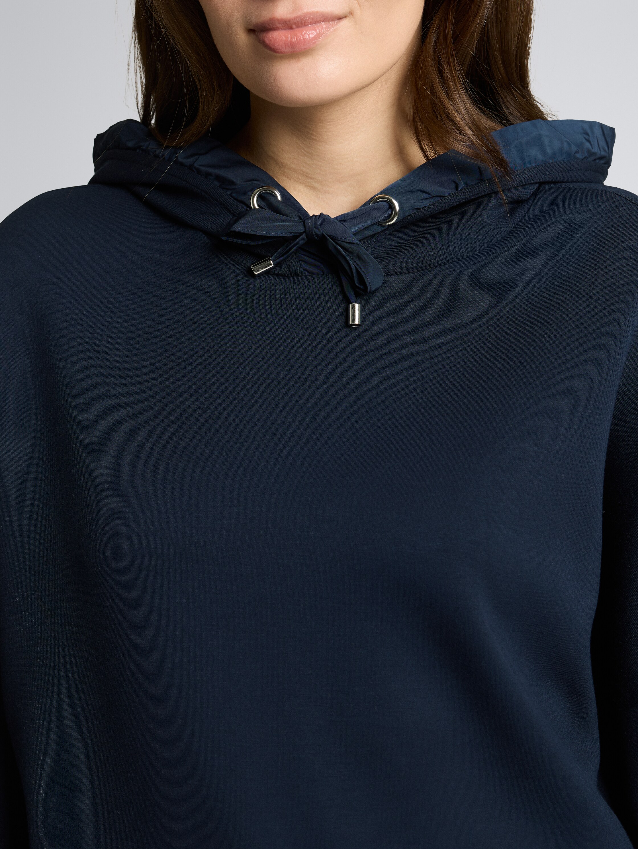 Hoodie Sweatshirt aus Scuba - sky captain blue - Detail-Model-Ansicht