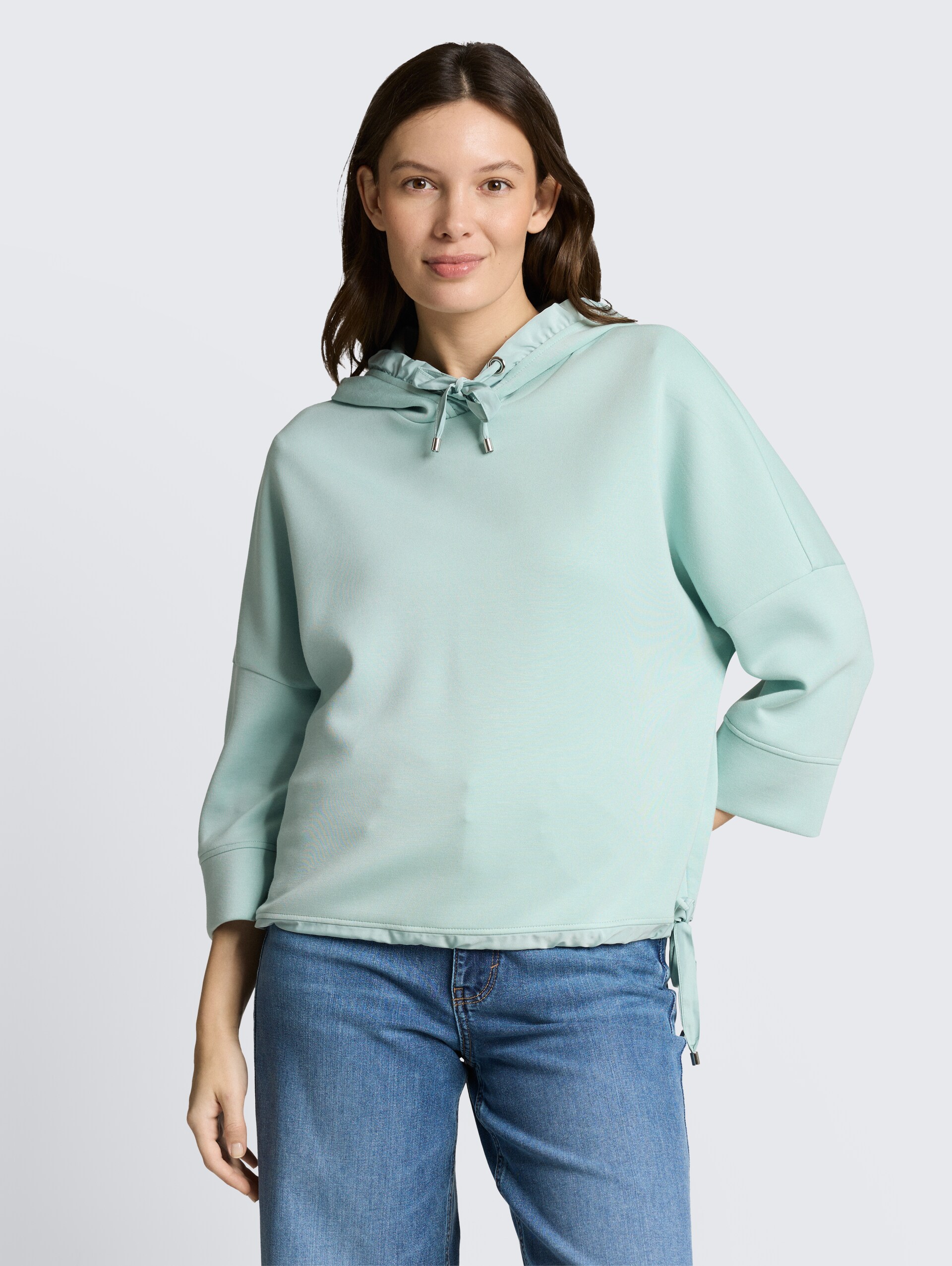 Hoodie Sweatshirt aus Scuba - blue haze - Ausschnitt Model-Vorderansicht