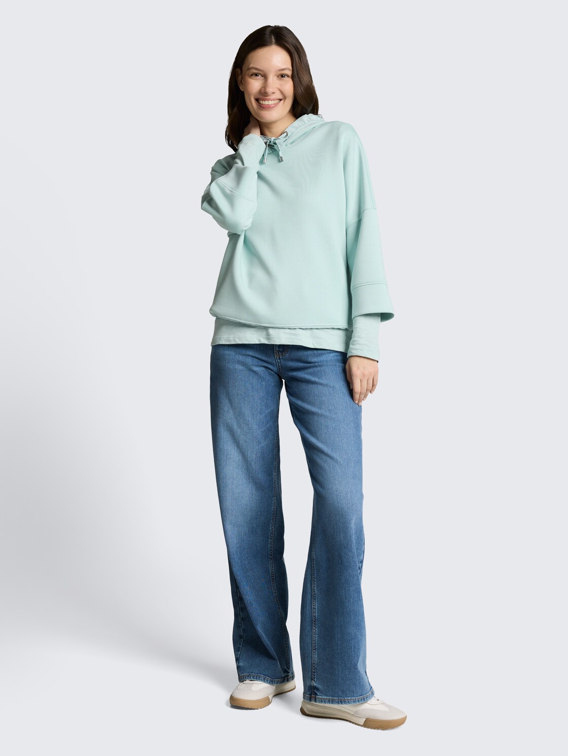 Hoodie Sweatshirt aus Scuba - blue haze - Model-Vorderansicht