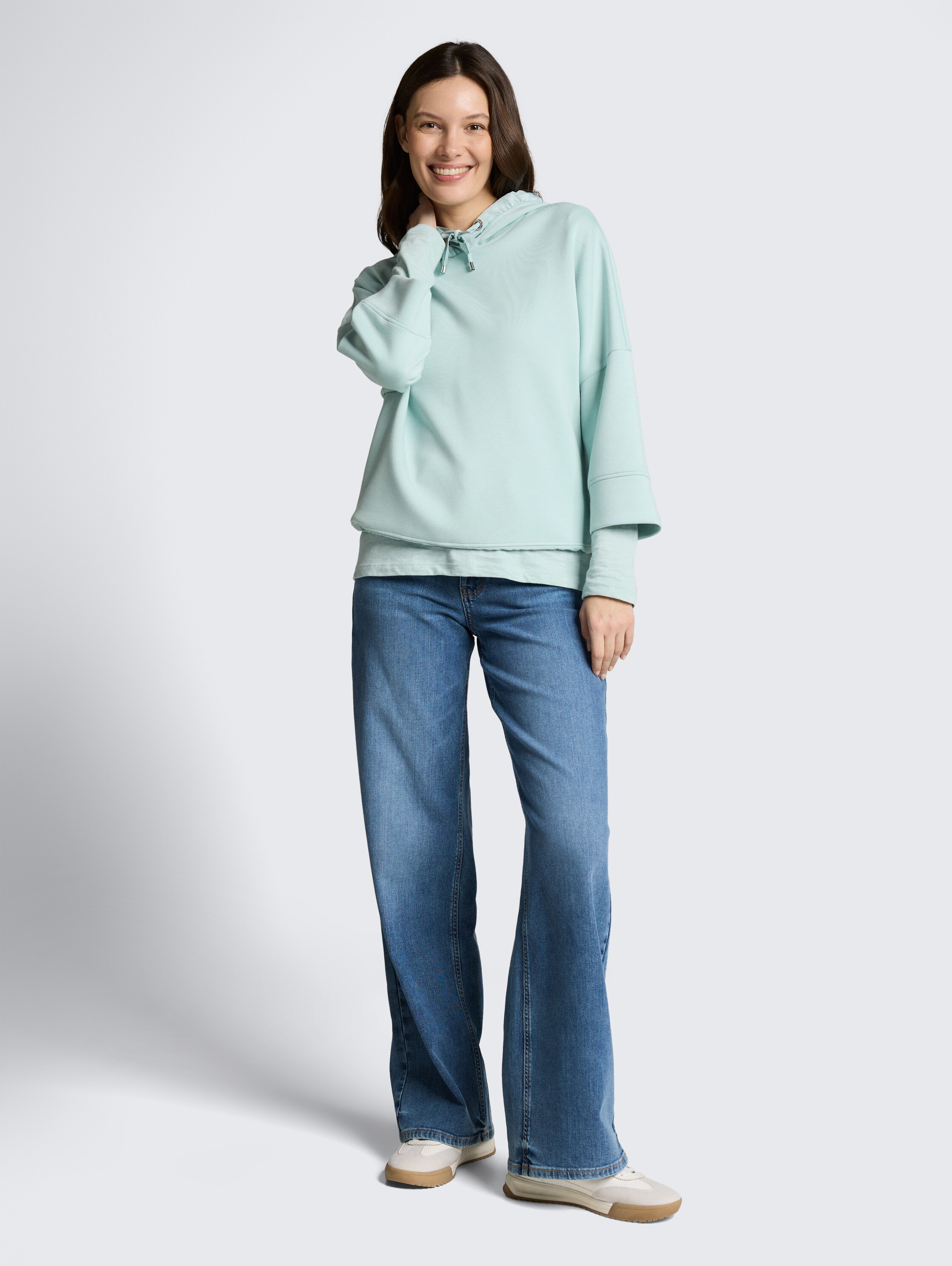 Hoodie Sweatshirt aus Scuba - blue haze - Model-Vorderansicht