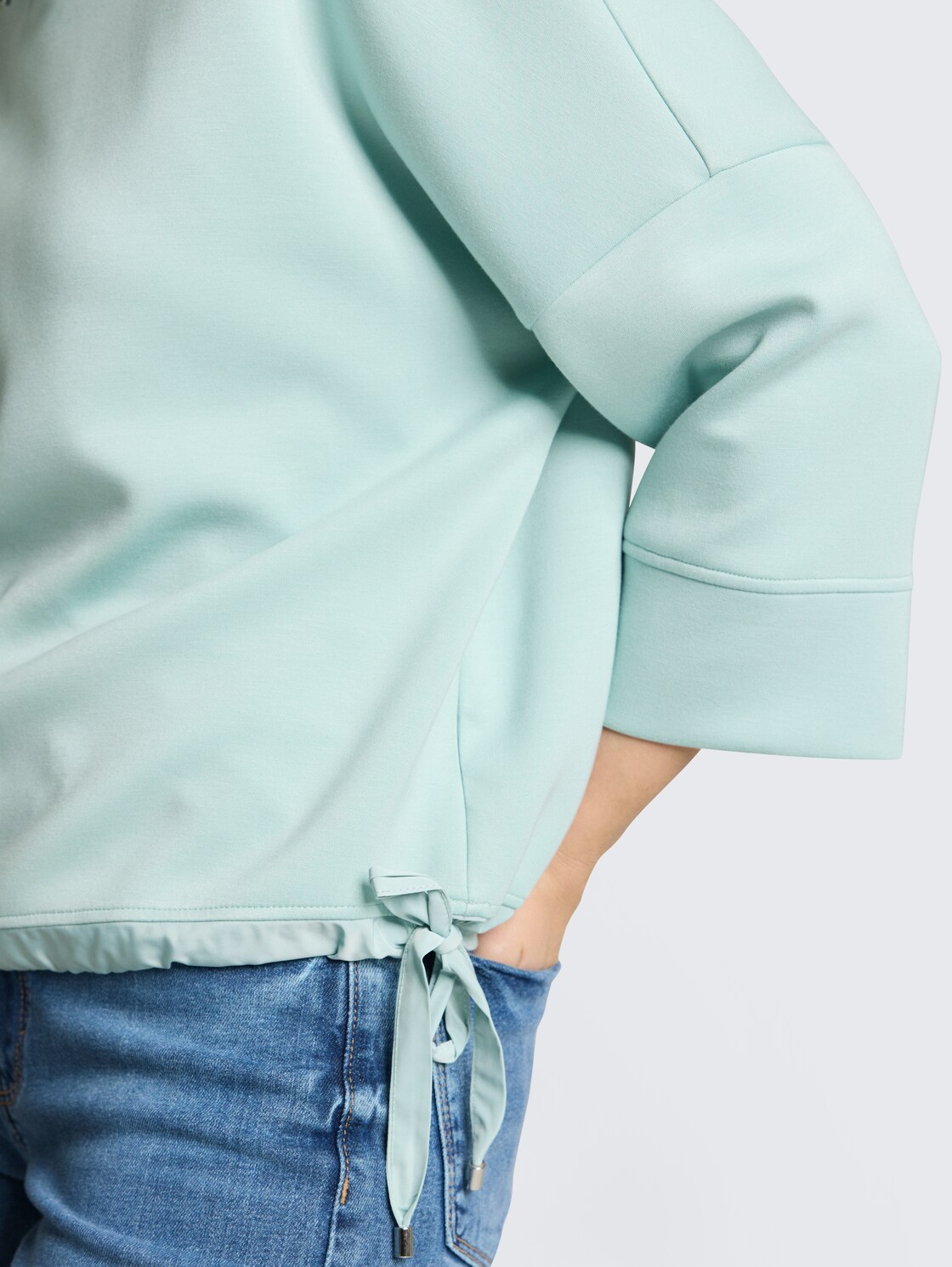 Hoodie Sweatshirt aus Scuba - blue haze - Detail-Model-Ansicht