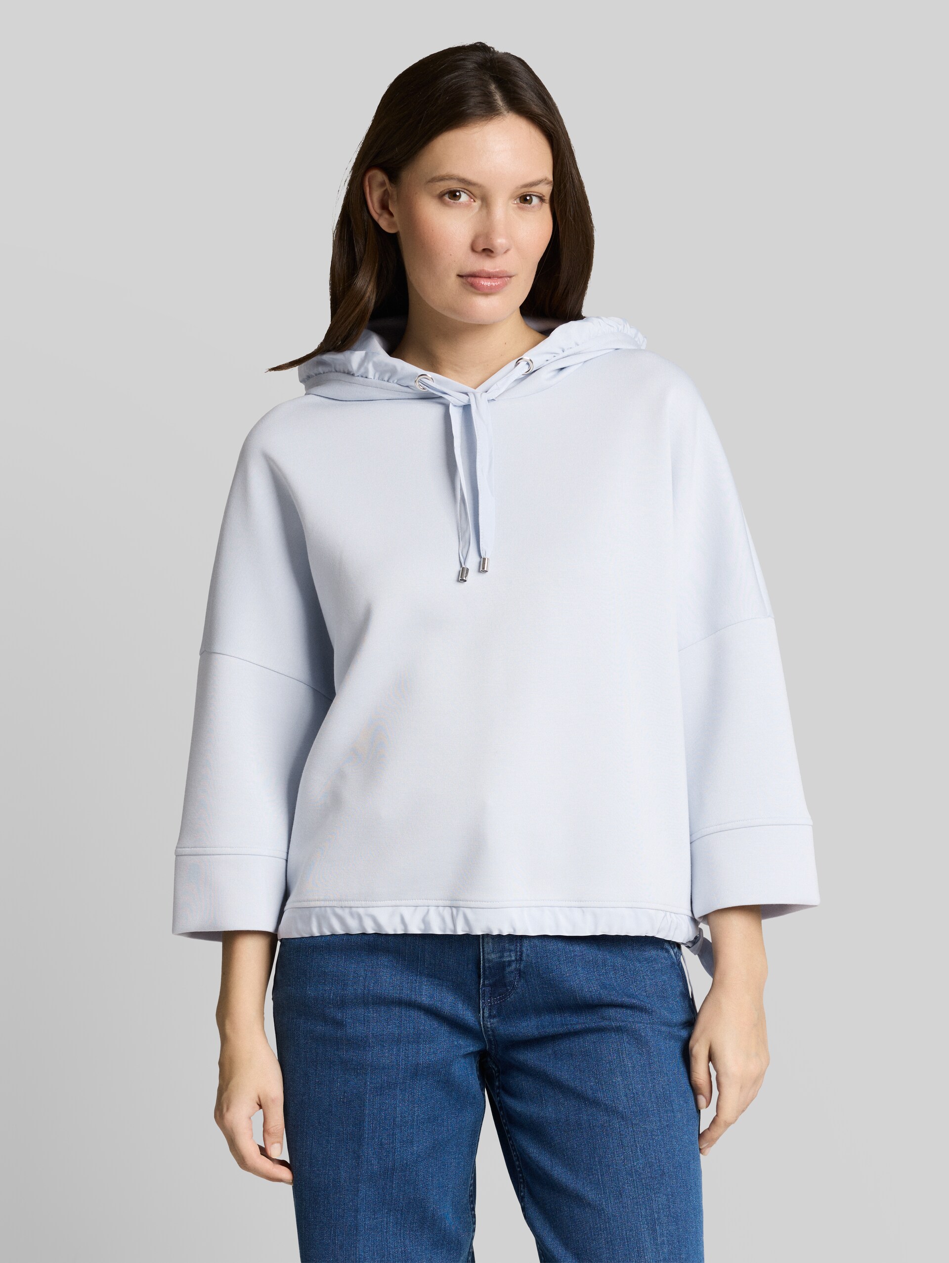 Hoodie Sweatshirt aus Scuba - soft dusty blue - Ausschnitt Model-Vorderansicht