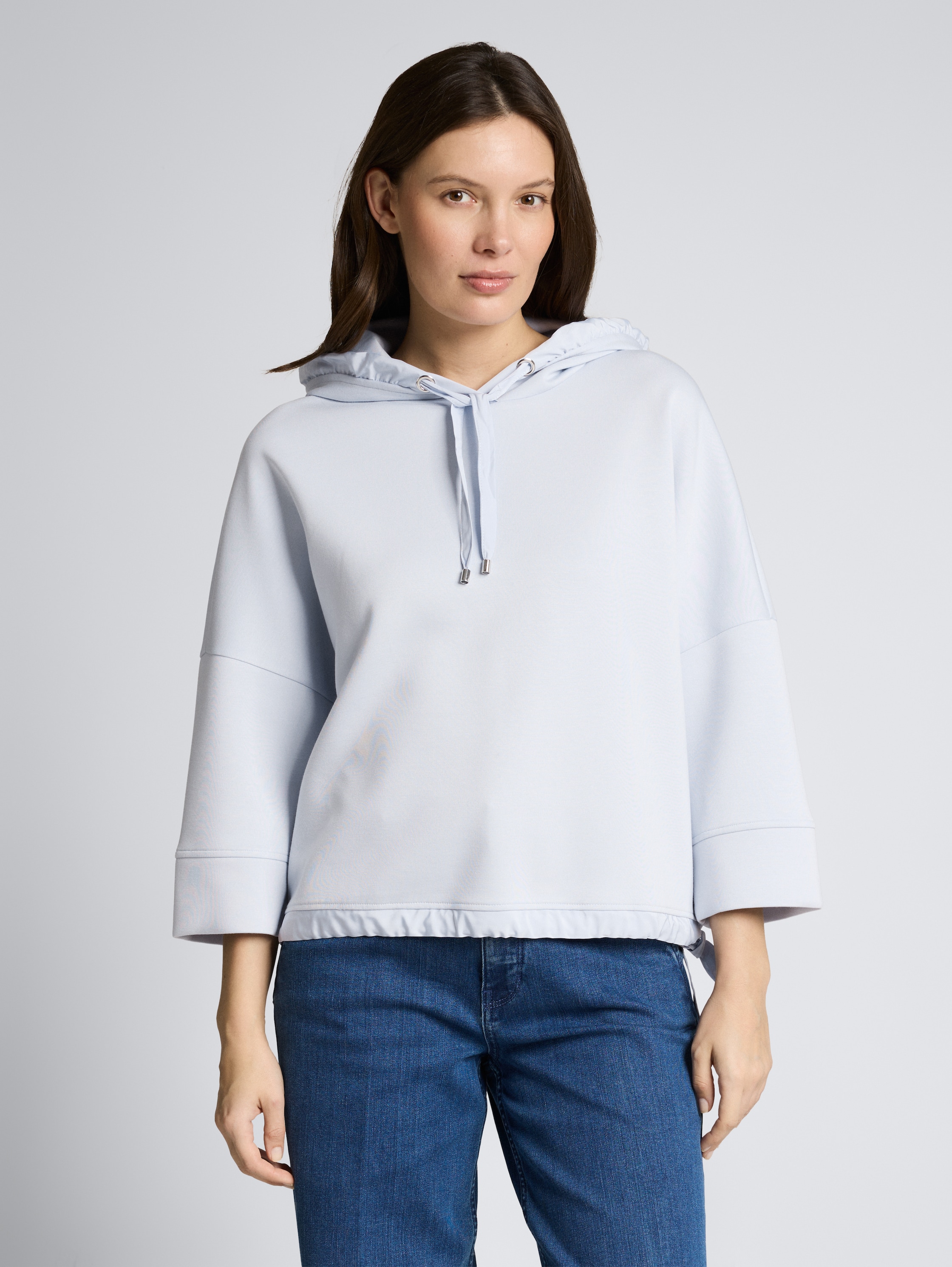 Hoodie Sweatshirt aus Scuba - soft dusty blue - Ausschnitt Model-Vorderansicht
