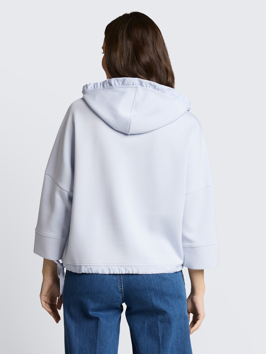 Hoodie Sweatshirt aus Scuba - soft dusty blue - Auschnitt Model-Rückansicht