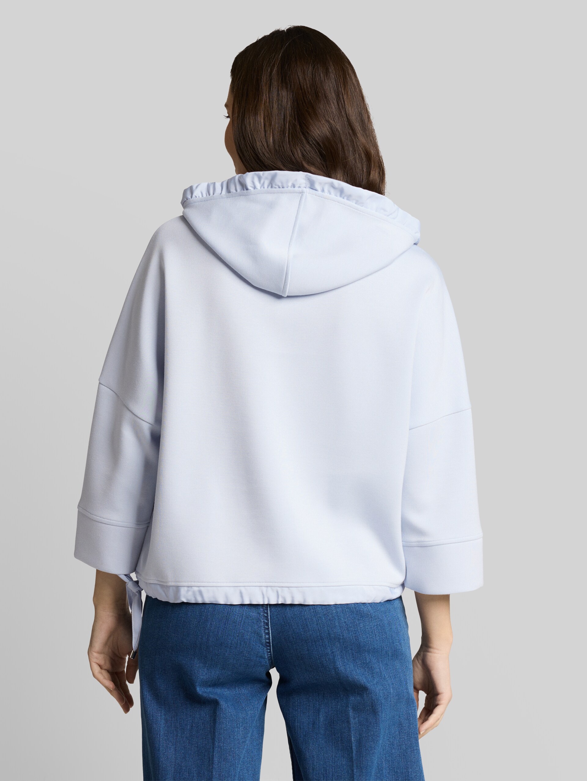 Hoodie Sweatshirt aus Scuba - soft dusty blue - Auschnitt Model-Rückansicht