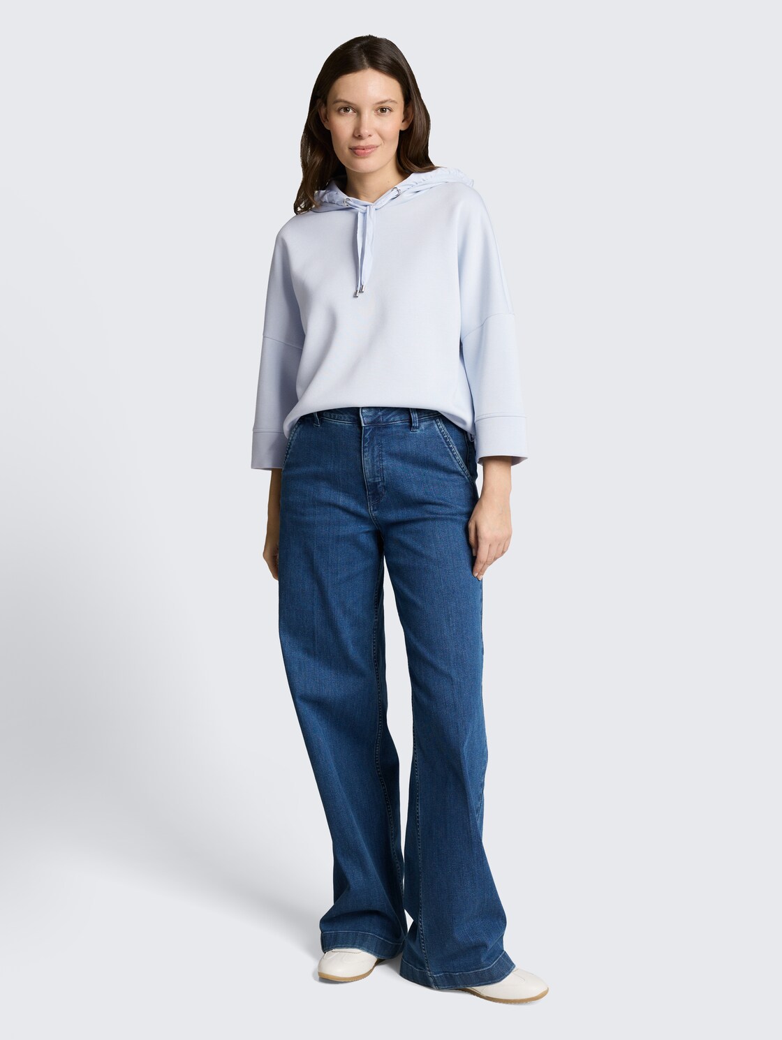 Hoodie Sweatshirt aus Scuba - soft dusty blue - Model-Vorderansicht