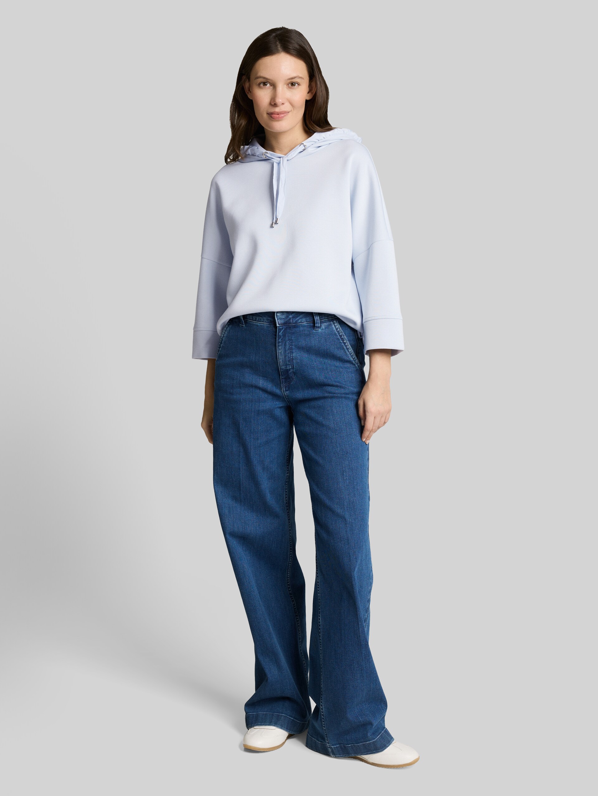 Hoodie Sweatshirt aus Scuba - soft dusty blue - Model-Vorderansicht