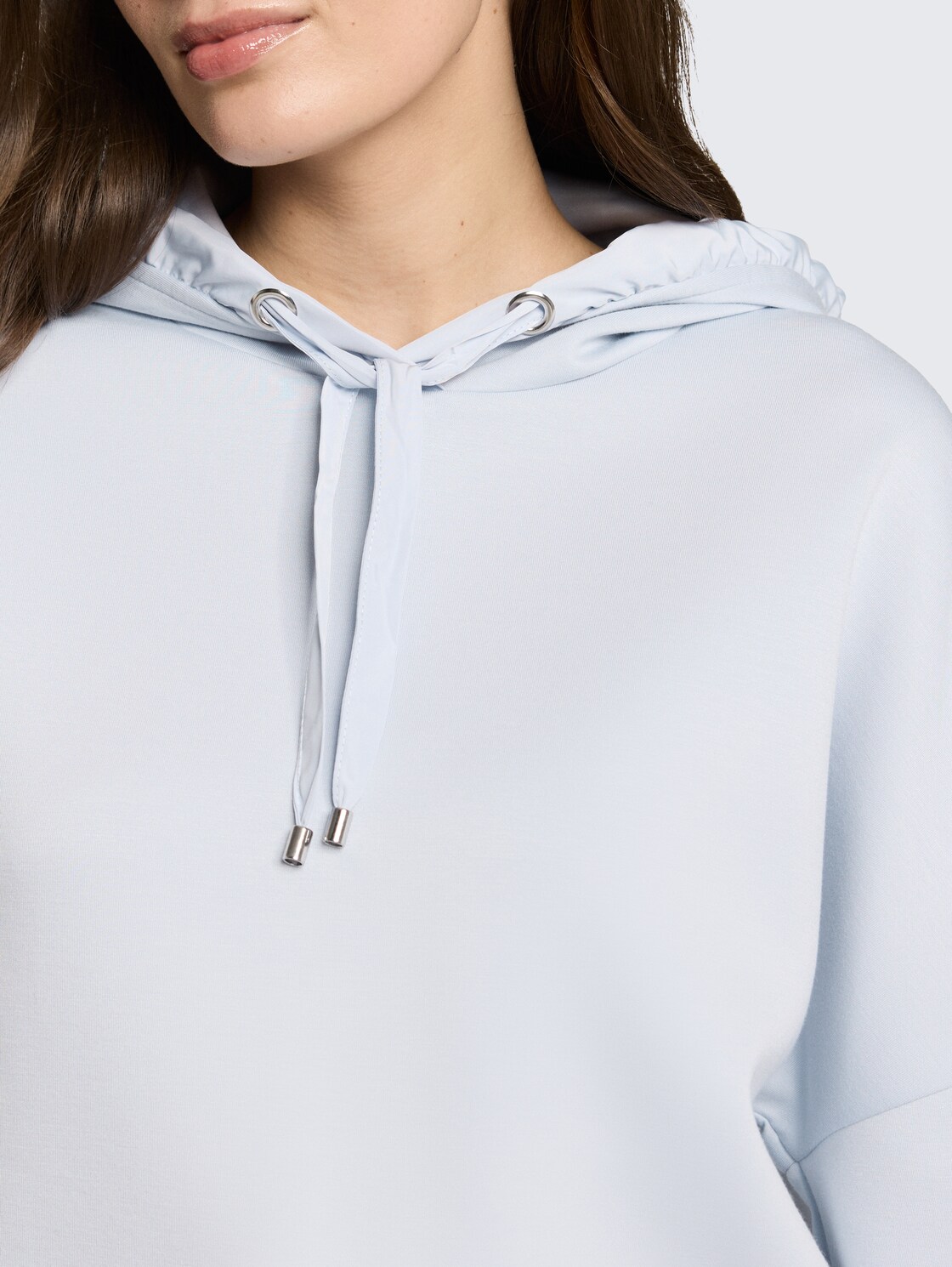 Hoodie Sweatshirt aus Scuba - soft dusty blue - Detail-Model-Ansicht