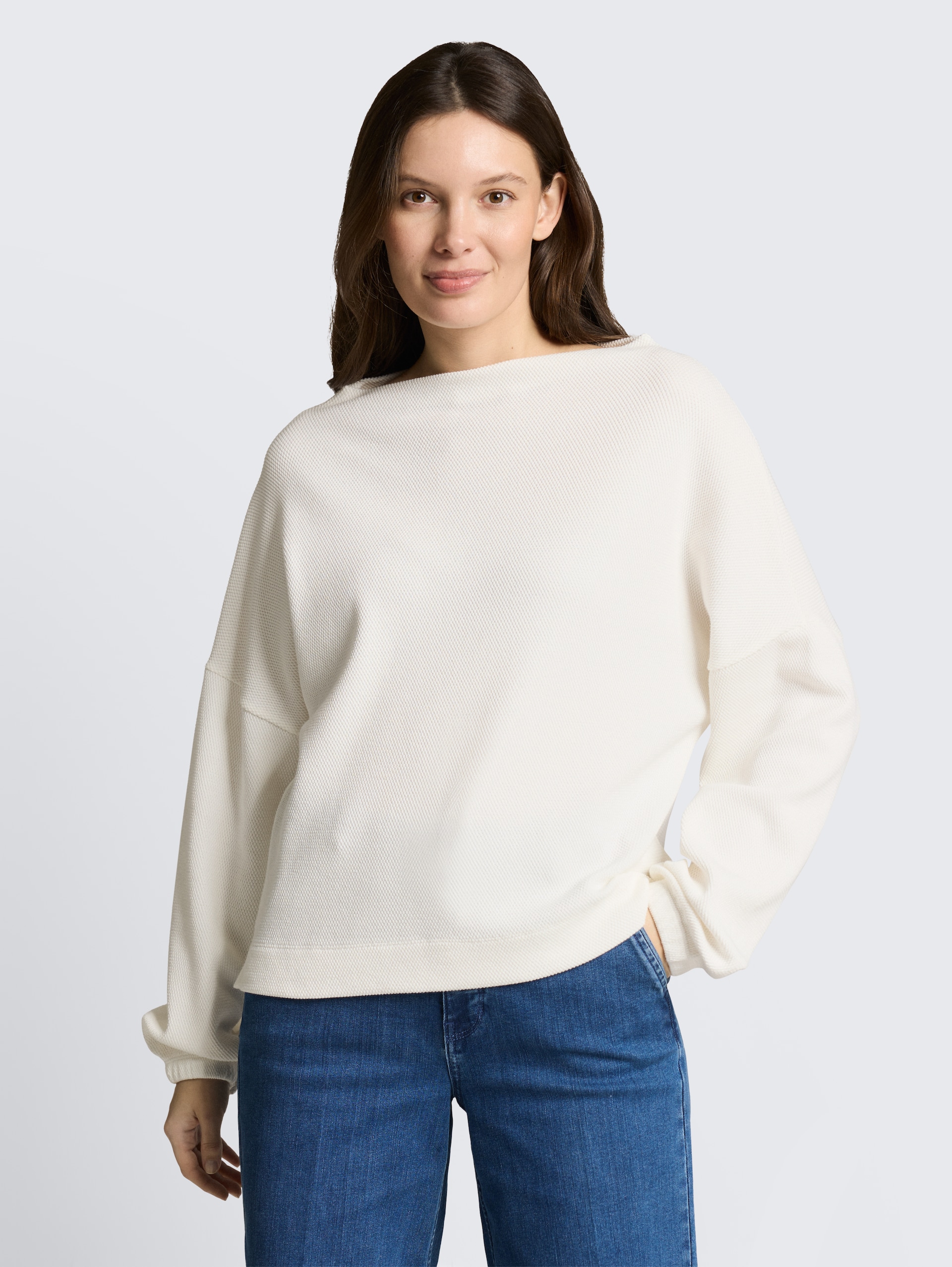 Sweatshirt mit Stehkragen - Whisper White - Ausschnitt Model-Vorderansicht