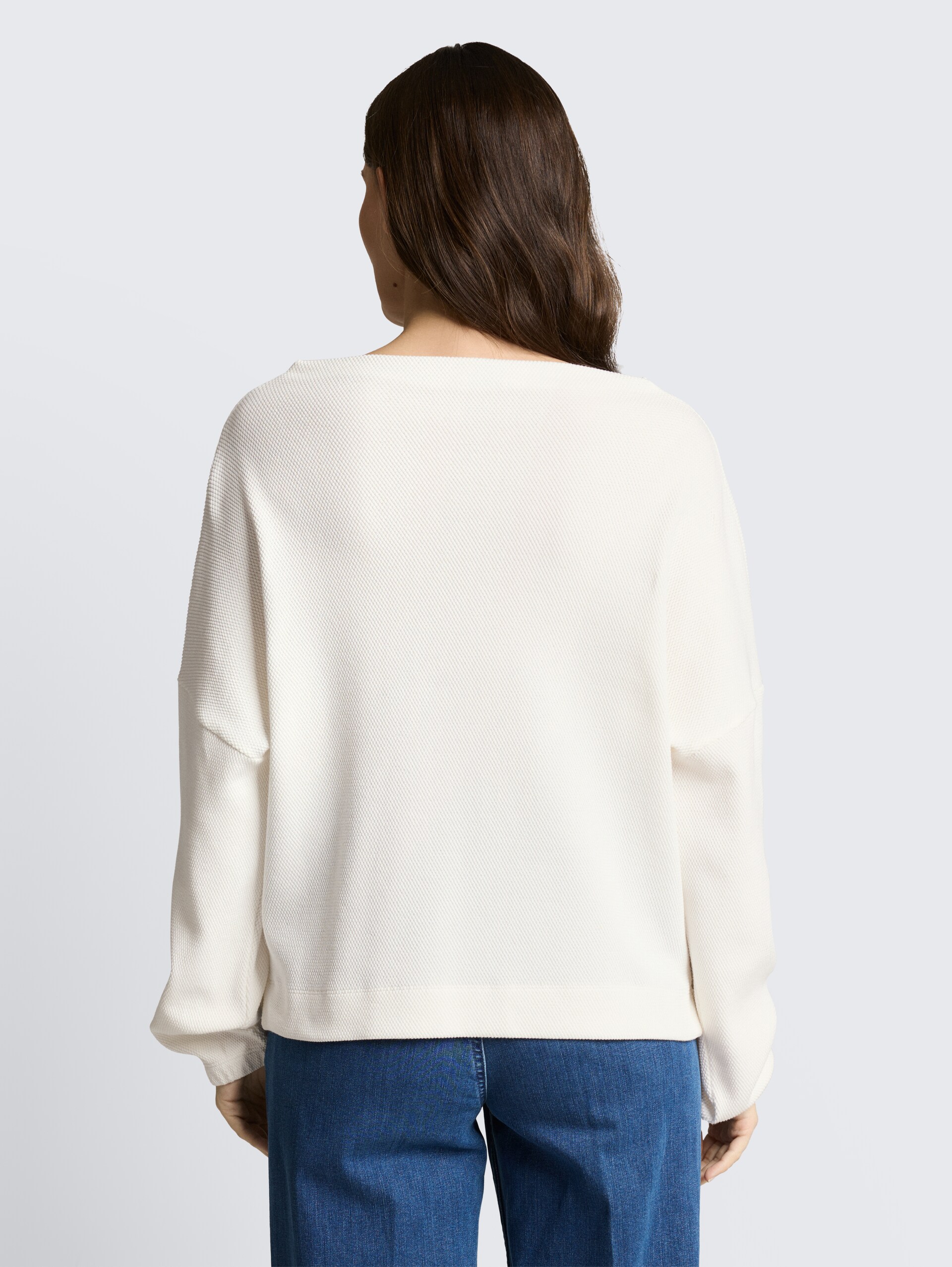 Sweatshirt mit Stehkragen - Whisper White - Auschnitt Model-Rückansicht