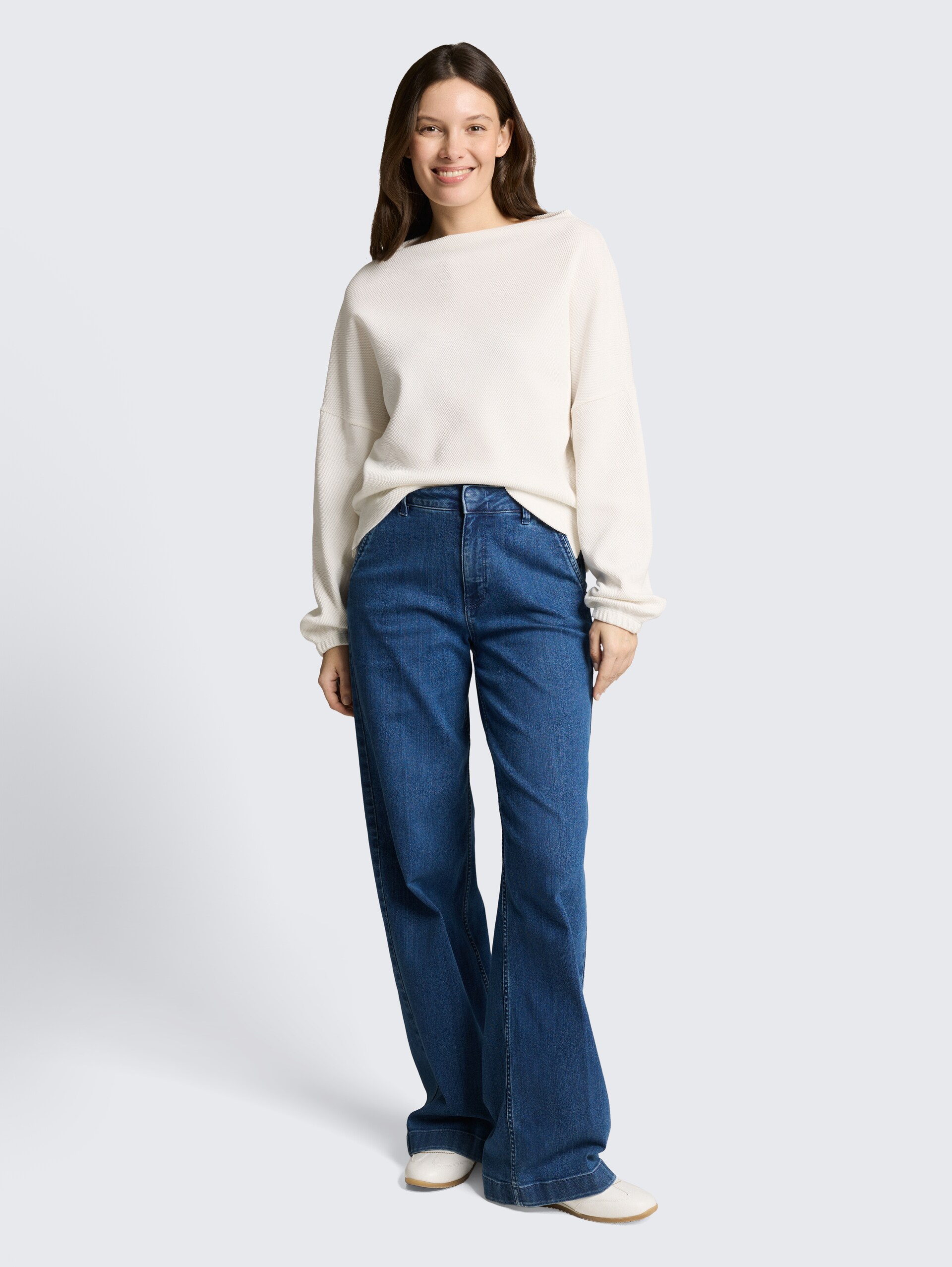 Sweatshirt mit Stehkragen - Whisper White - Model-Vorderansicht